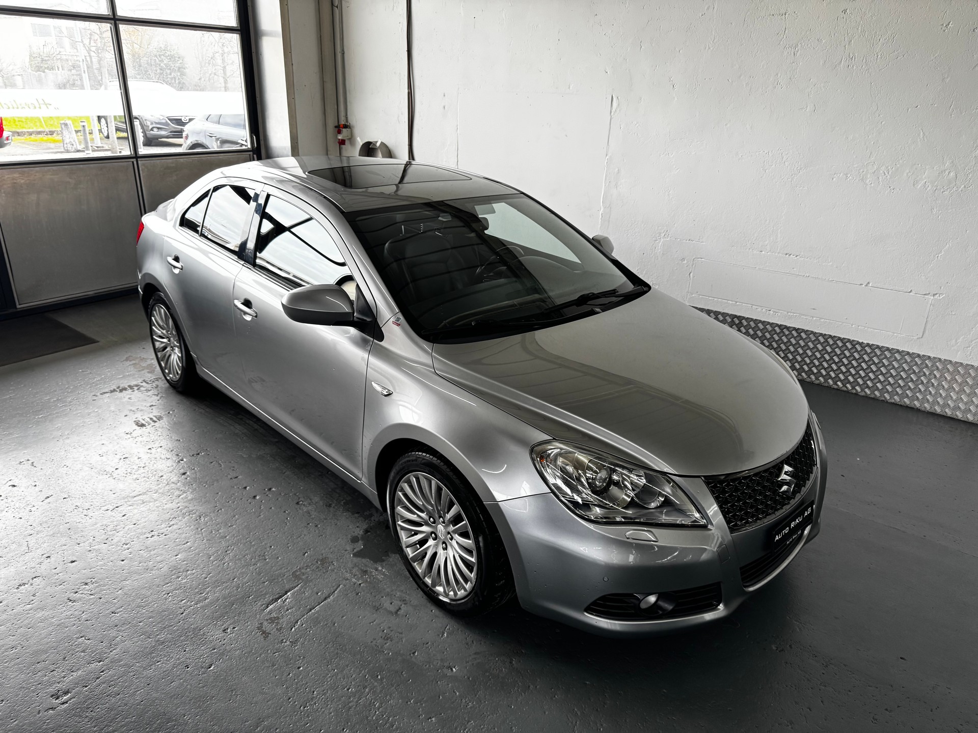 SUZUKI Kizashi 2.4 GL Top 4WD CVT-image-0