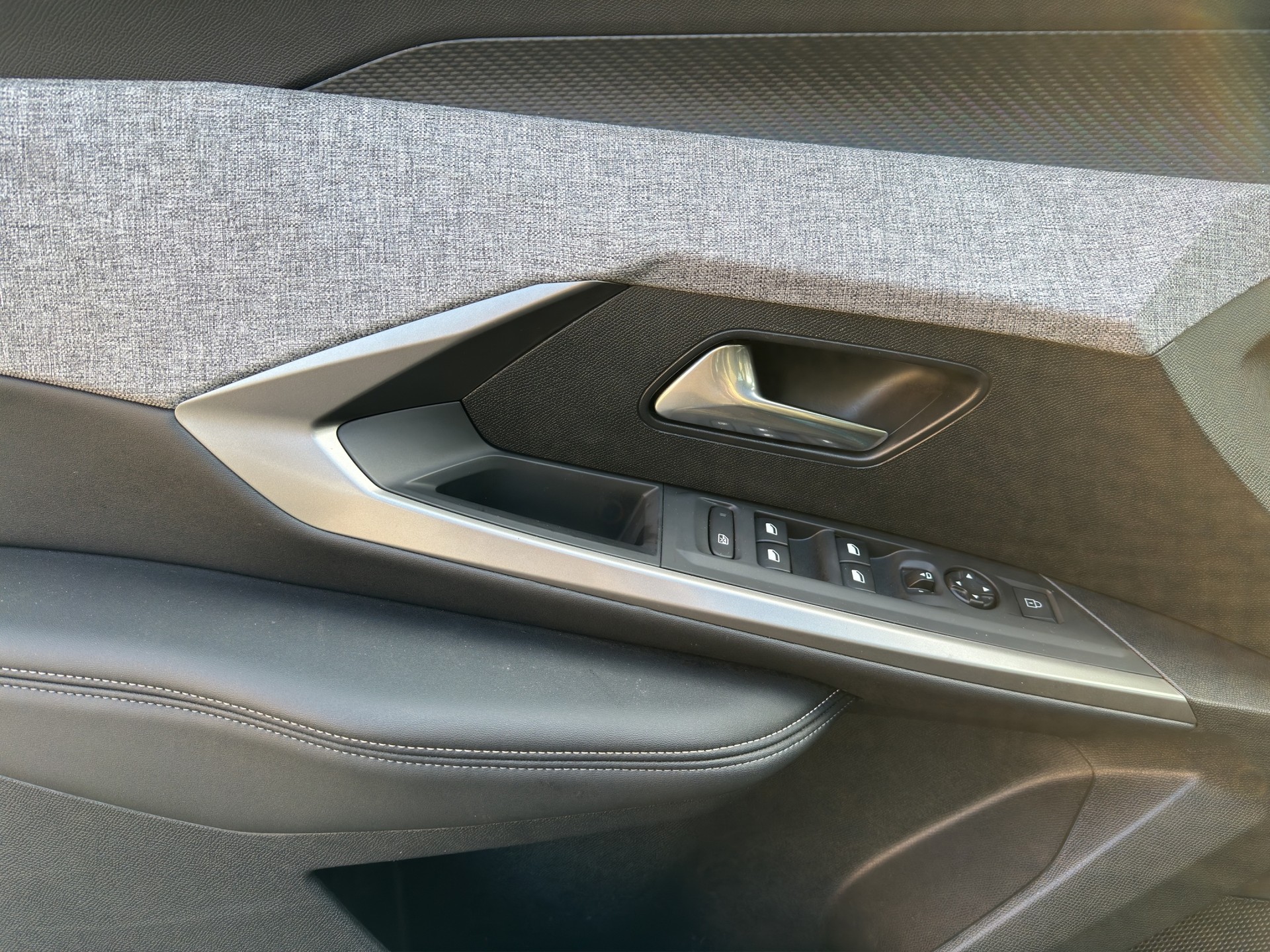 PEUGEOT 5008 145 Hybrid 7Pl. Allure-image-9