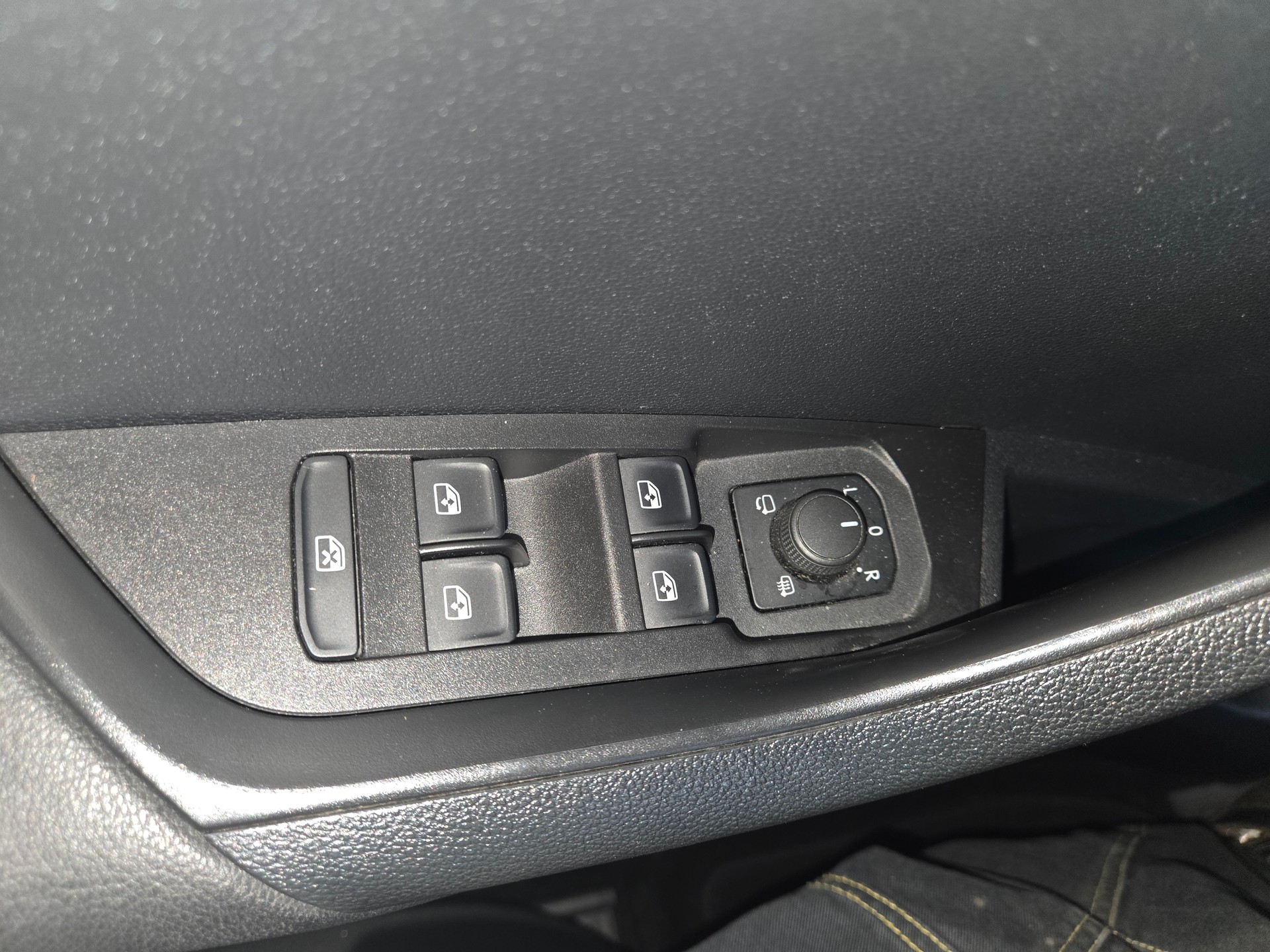 SKODA Karoq 2.0 TDI CR Smile 4x4 DSG-image-5