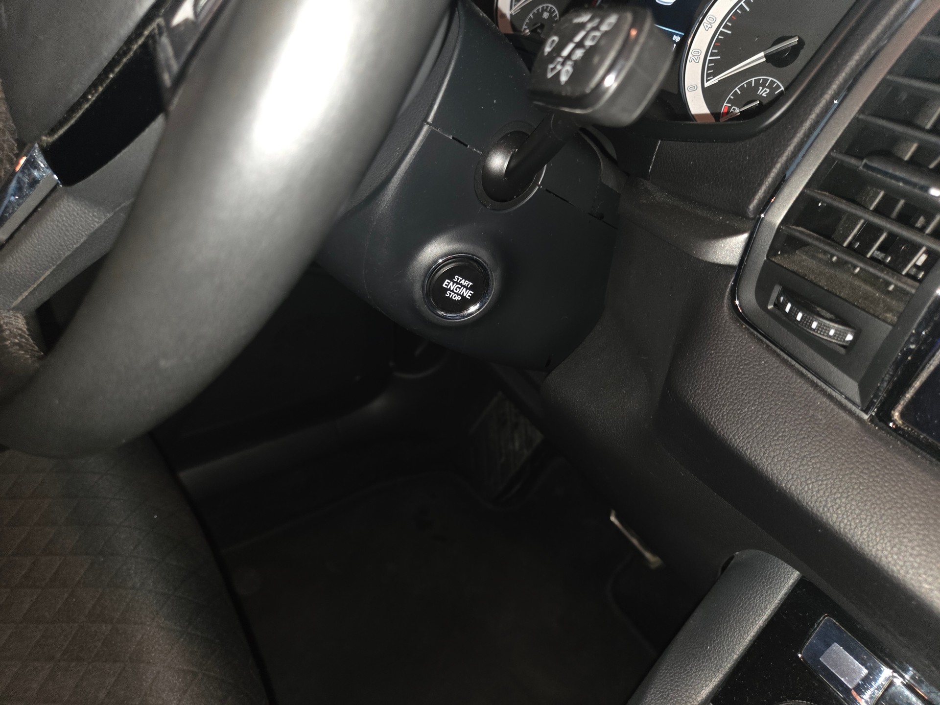 SKODA Karoq 2.0 TDI CR Smile 4x4 DSG-image-15