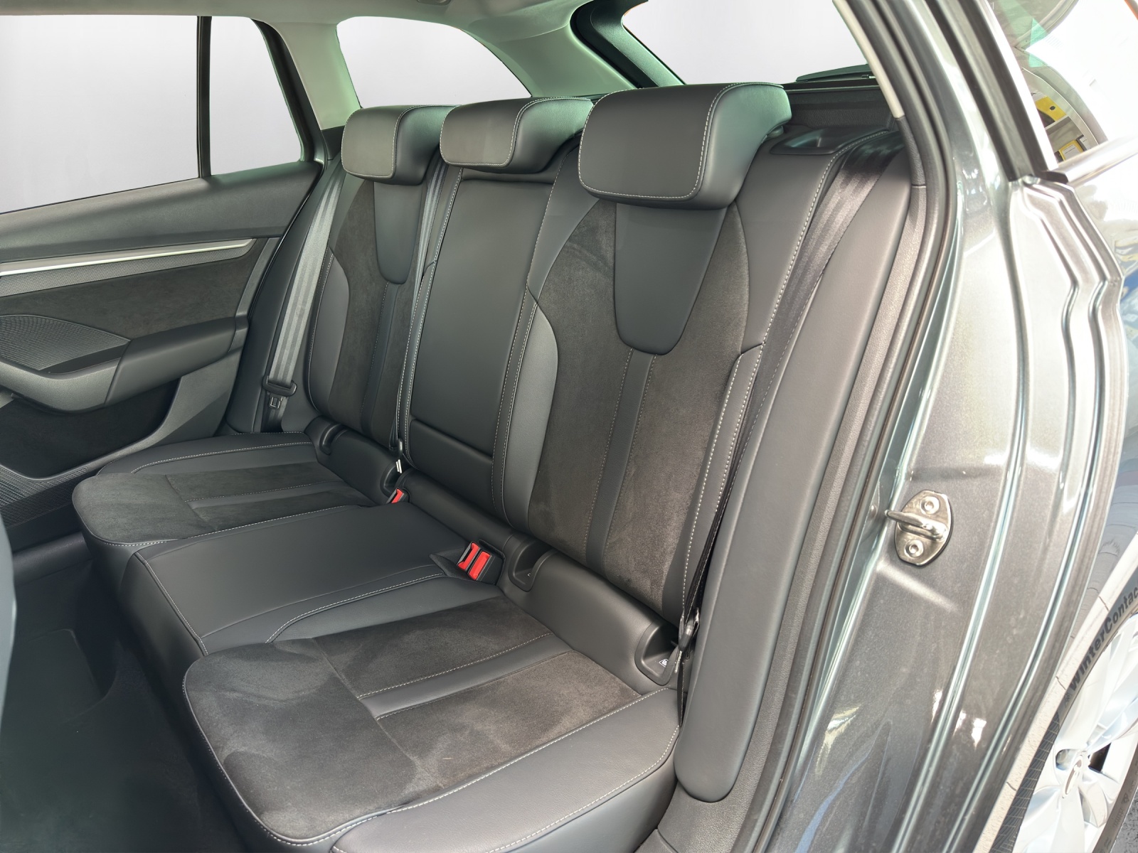 SKODA Octavia Combi 2.0 TDI DSG Selection-image-10