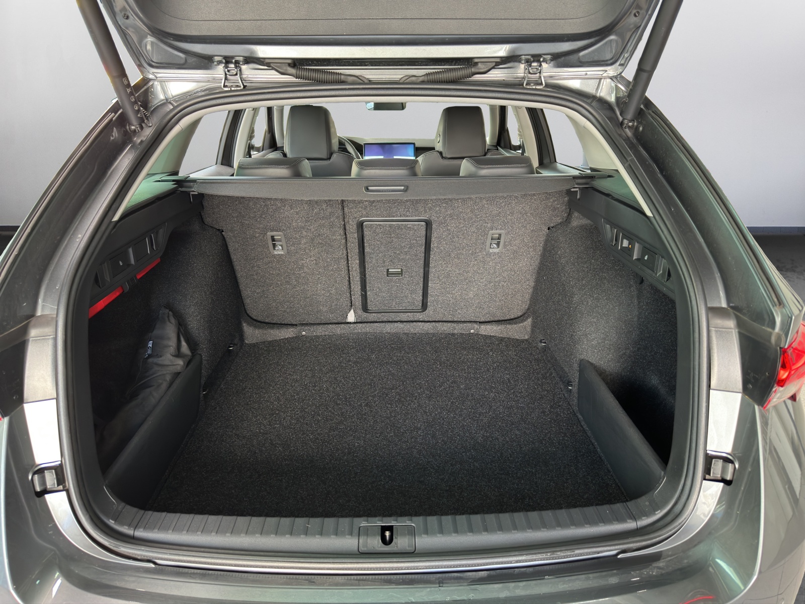 SKODA Octavia Combi 2.0 TDI DSG Selection-image-11