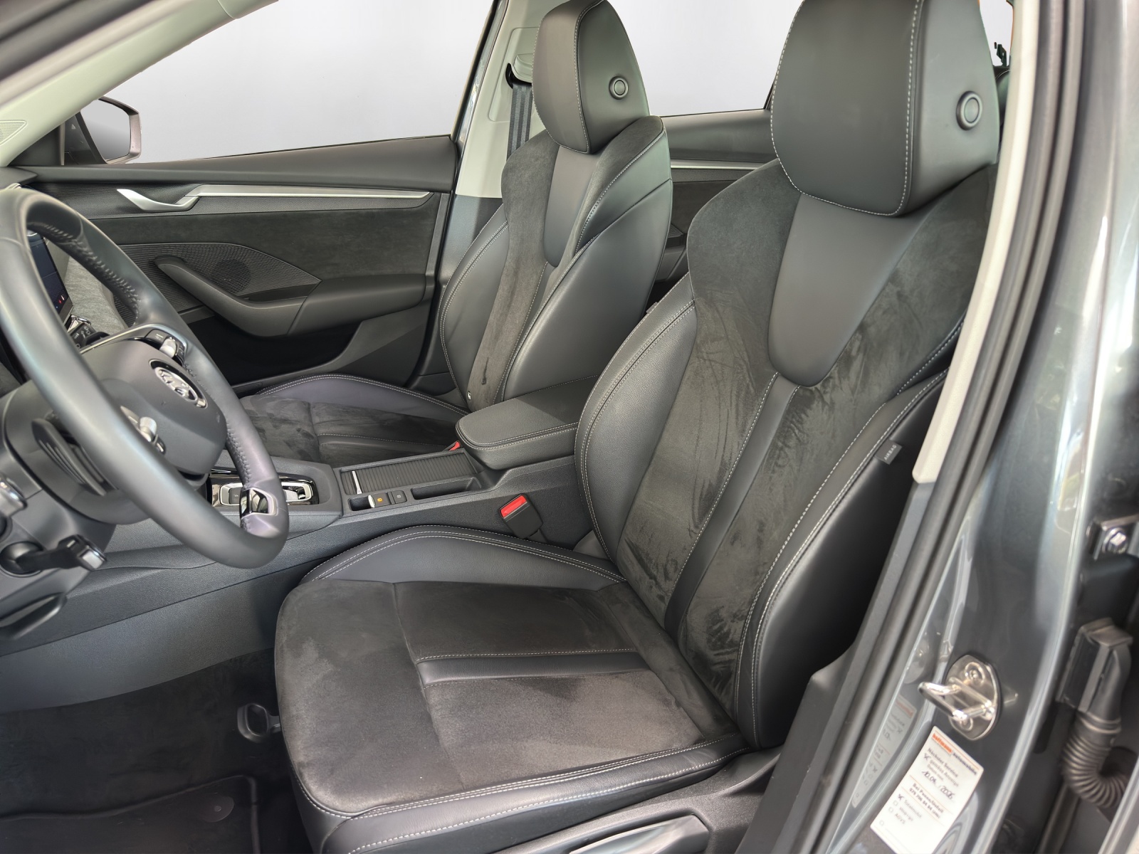 SKODA Octavia Combi 2.0 TDI DSG Selection-image-9
