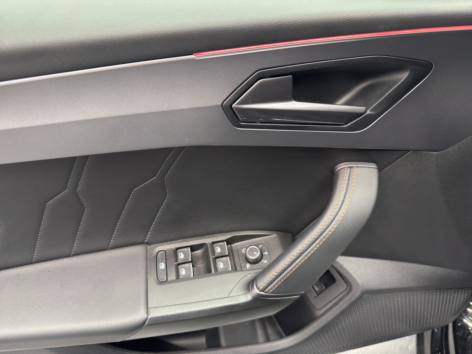 CUPRA Leon ST 1.5 eTSI DSG-image-12