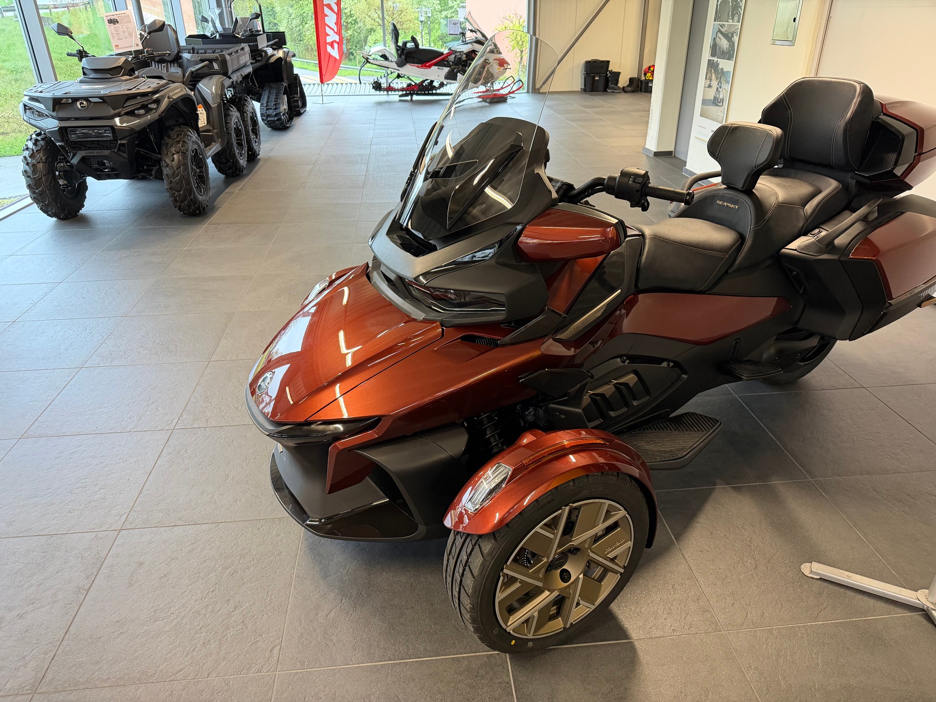 CAN-AM Spyder RT Sea to Sky-showroom-element-3