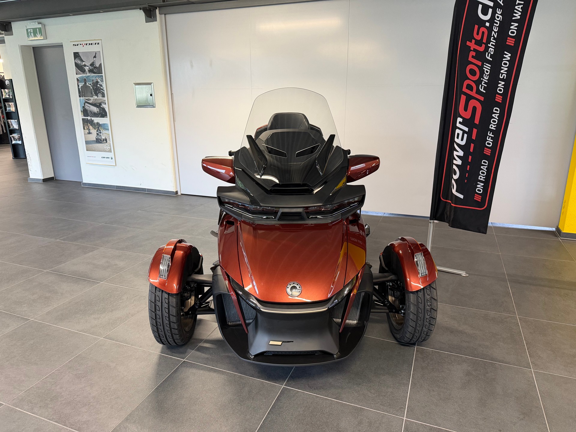 CAN-AM Spyder RT Sea to Sky-showroom-element-1