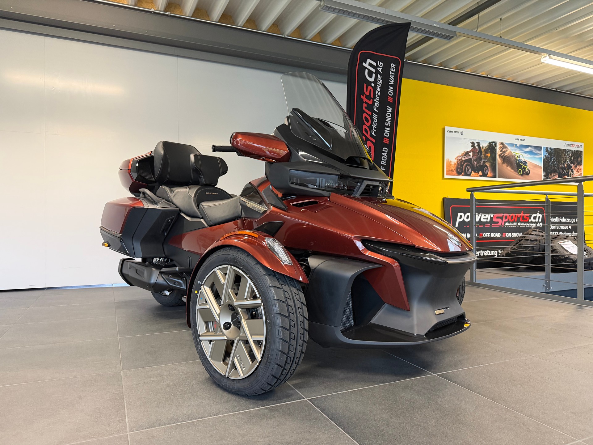 CAN-AM Spyder RT Sea to Sky-showroom-element-2
