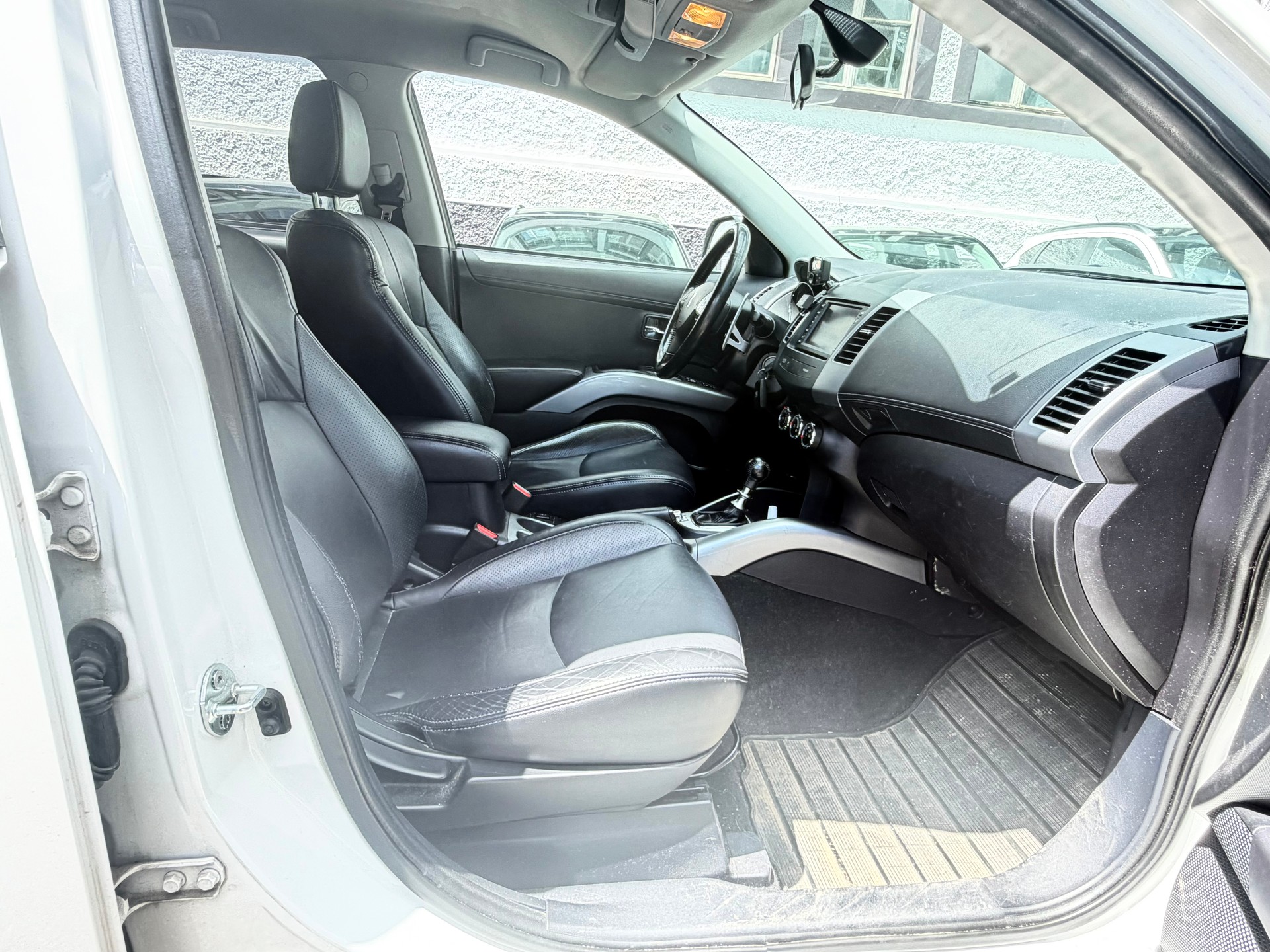 PEUGEOT 4007 2.2 HDi Platinum Edition-image-14