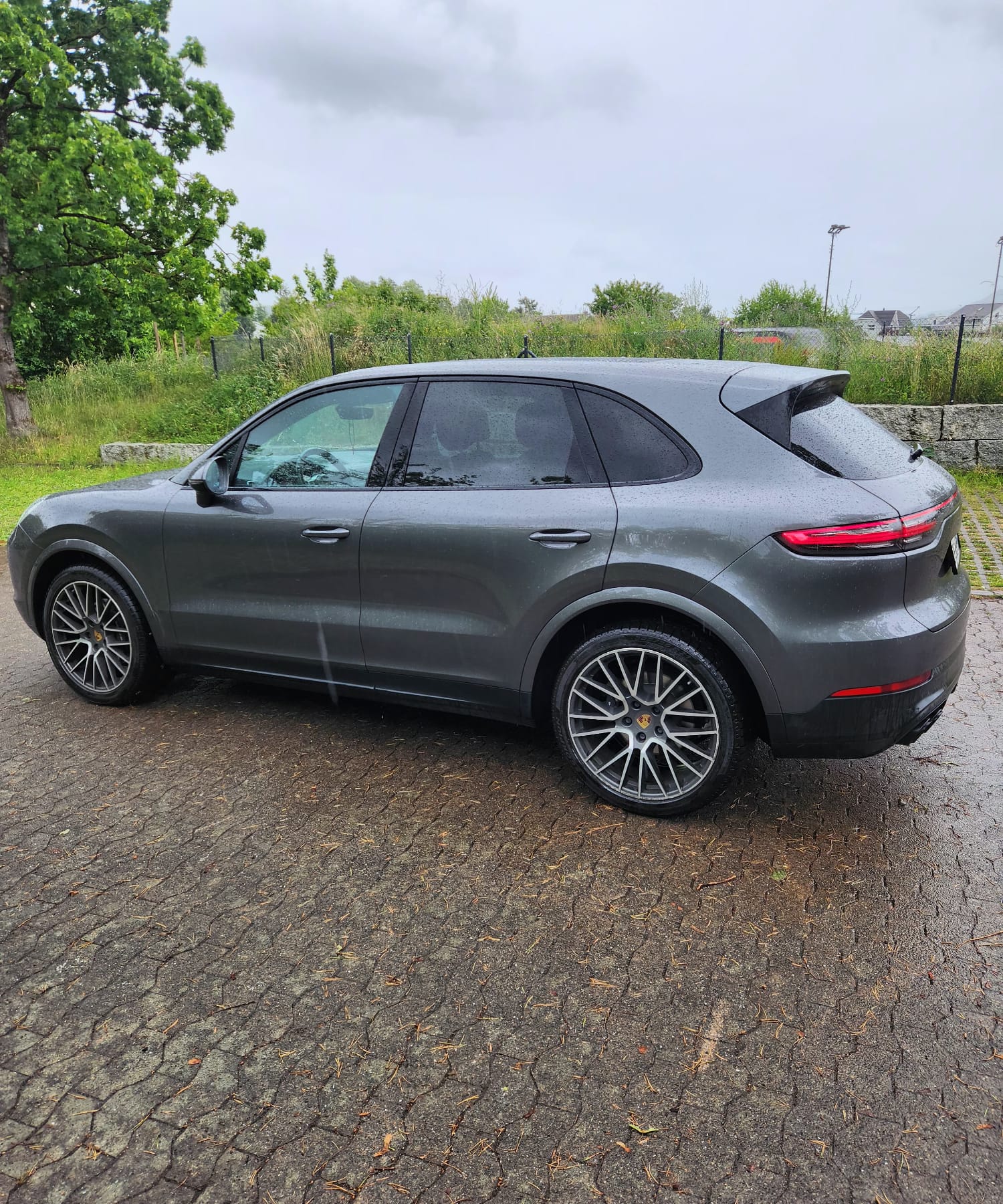 PORSCHE CAYENNE-image-2
