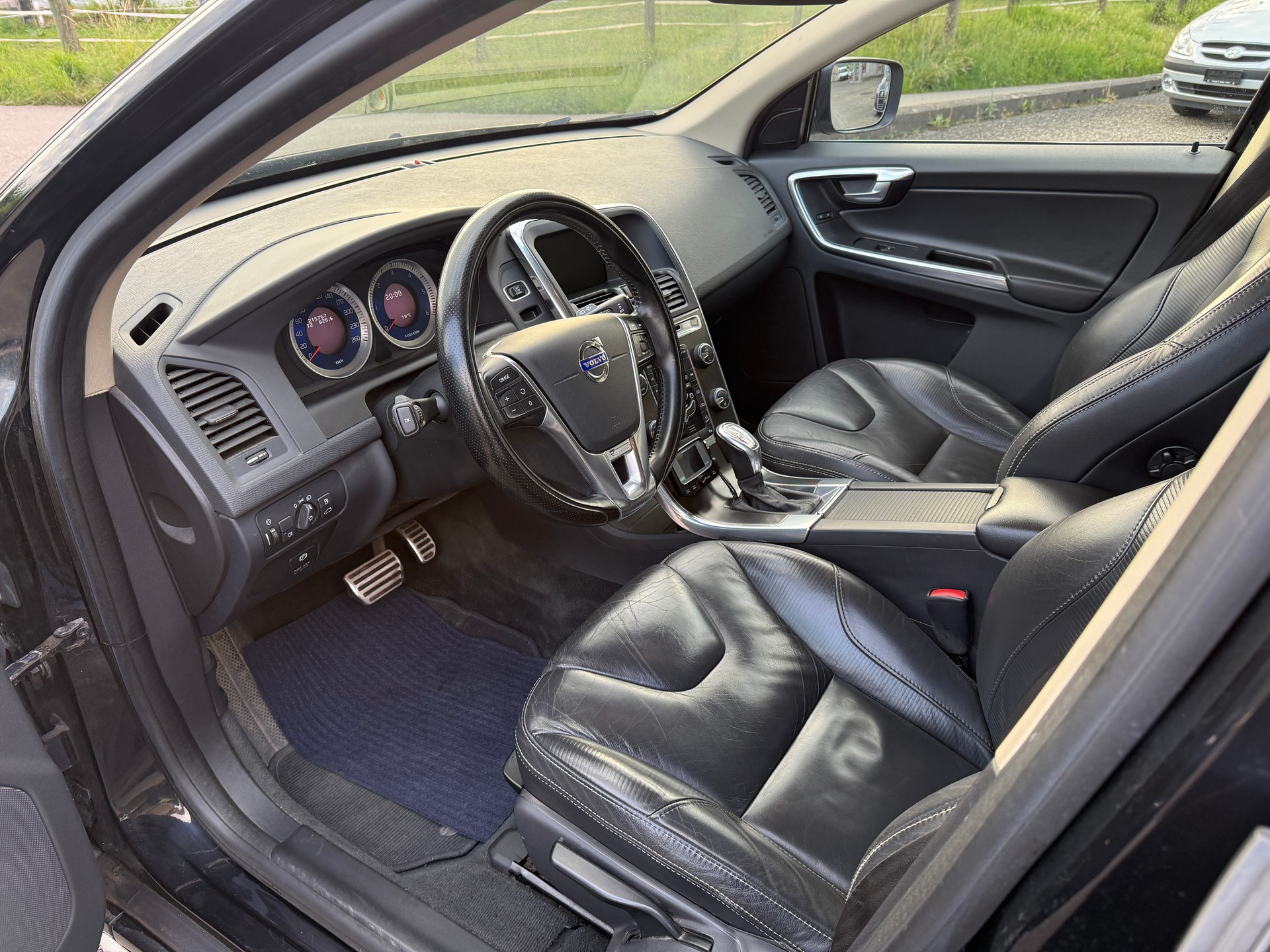 VOLVO XC60 D5 AWD R-Design Geartronic-image-9