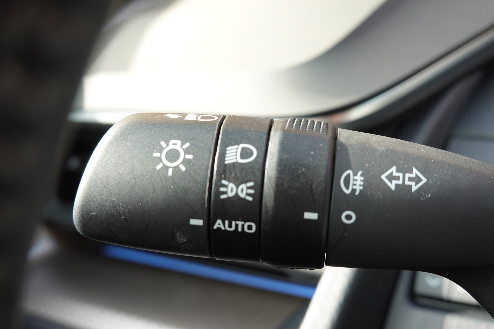 TOYOTA Prius 2,0 VVT-i Plug-in Hybrid Premium "* 2 Jeux de roues * Toit solaire * Caméra 360 * Sièges ventilés/chauffants *-image-13
