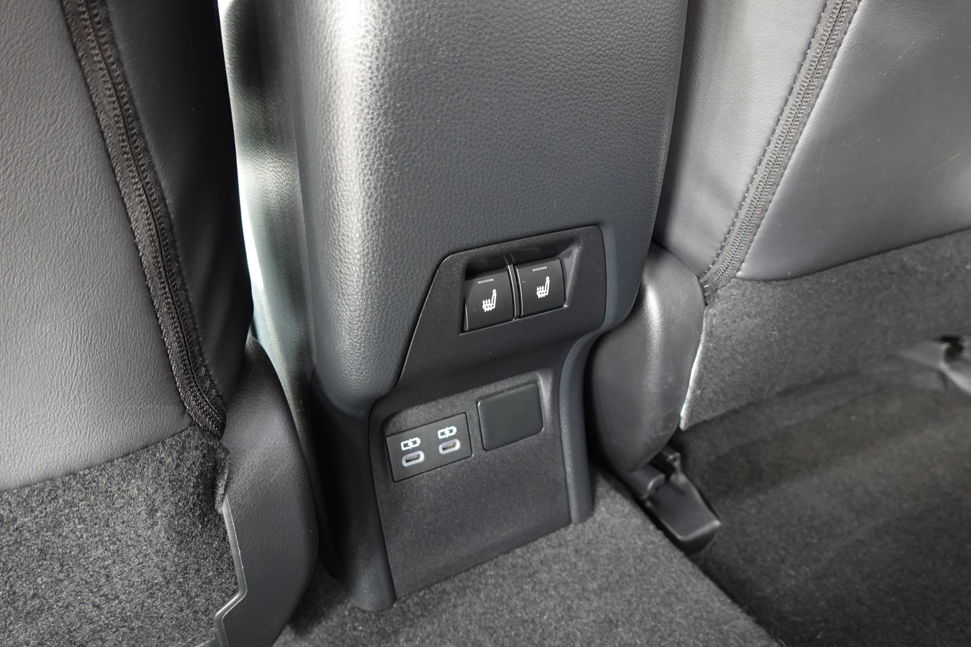 TOYOTA Prius 2,0 VVT-i Plug-in Hybrid Premium "* 2 Jeux de roues * Toit solaire * Caméra 360 * Sièges ventilés/chauffants *-image-23