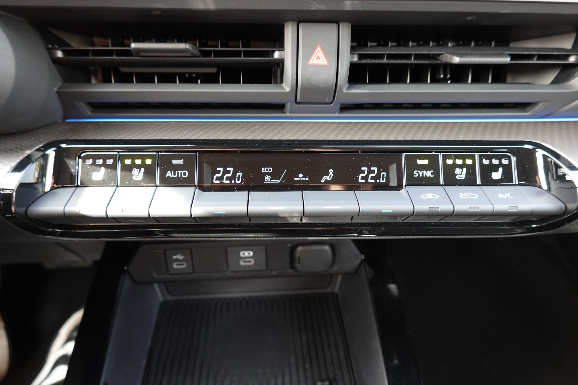 TOYOTA Prius 2,0 VVT-i Plug-in Hybrid Premium "* 2 Jeux de roues * Toit solaire * Caméra 360 * Sièges ventilés/chauffants *-image-16