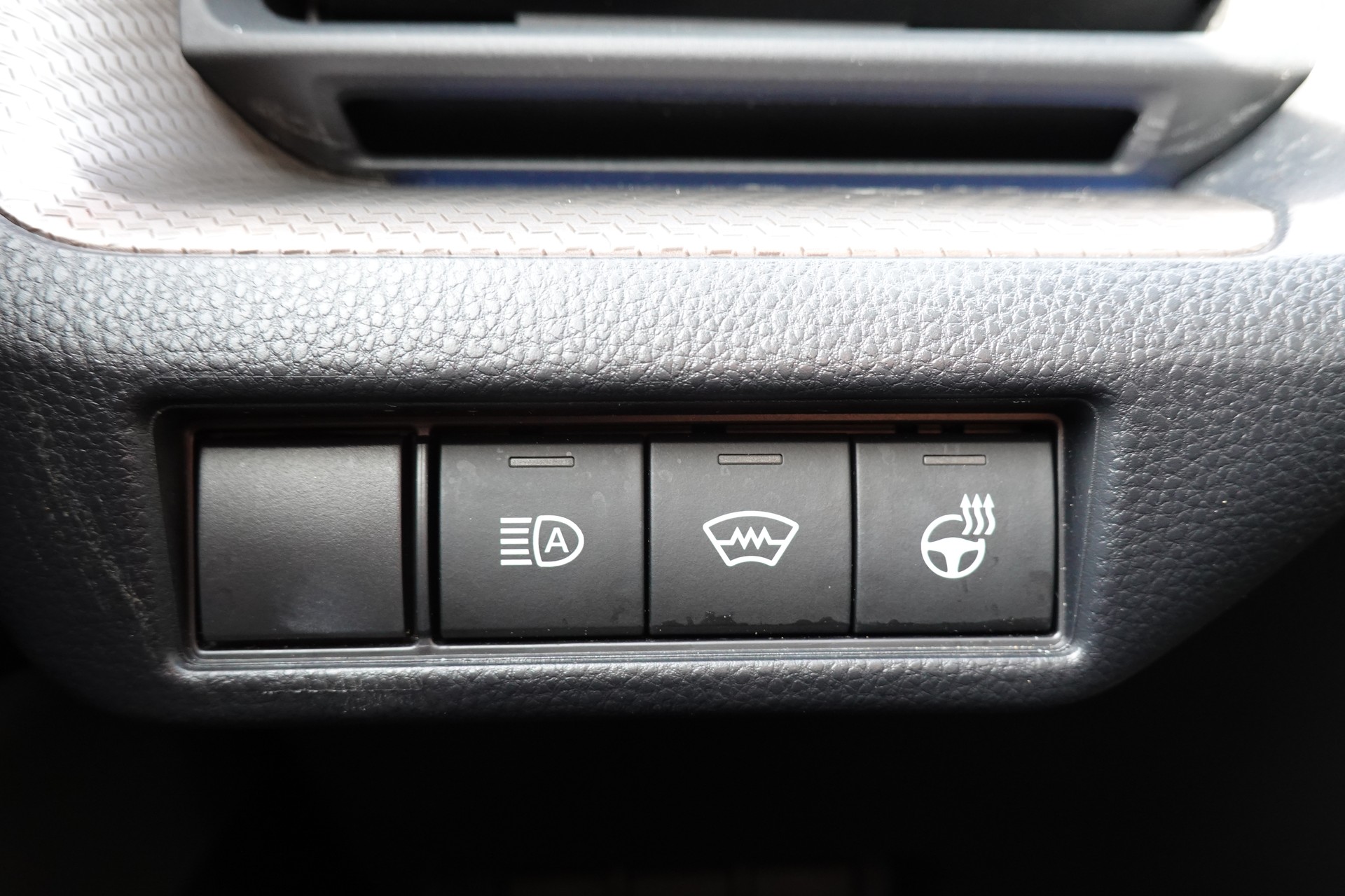 TOYOTA Prius 2,0 VVT-i Plug-in Hybrid Premium "* 2 Jeux de roues * Toit solaire * Caméra 360 * Sièges ventilés/chauffants *-image-15