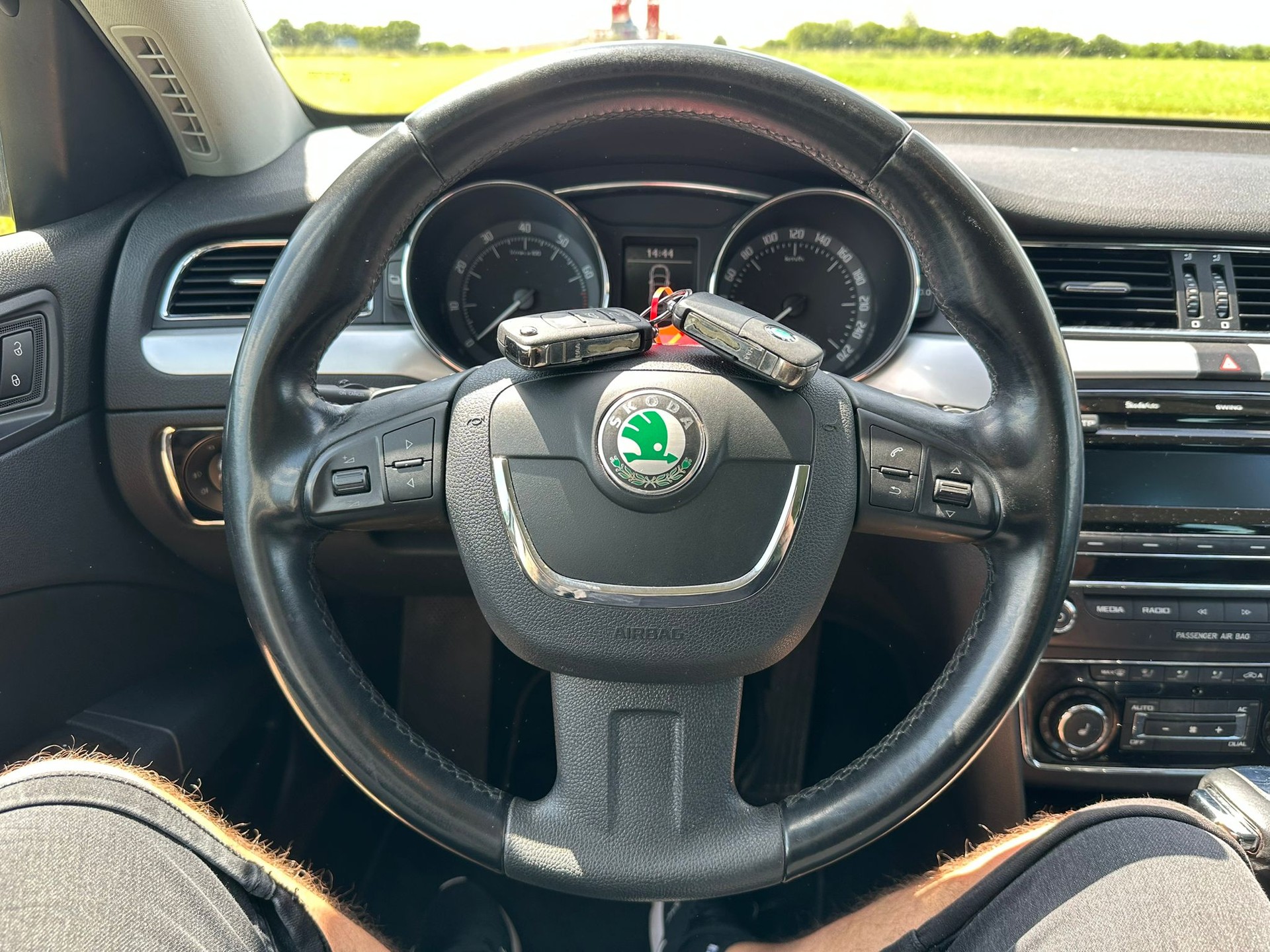 SKODA Superb 2.0 TSI Ambition DSG-image-13