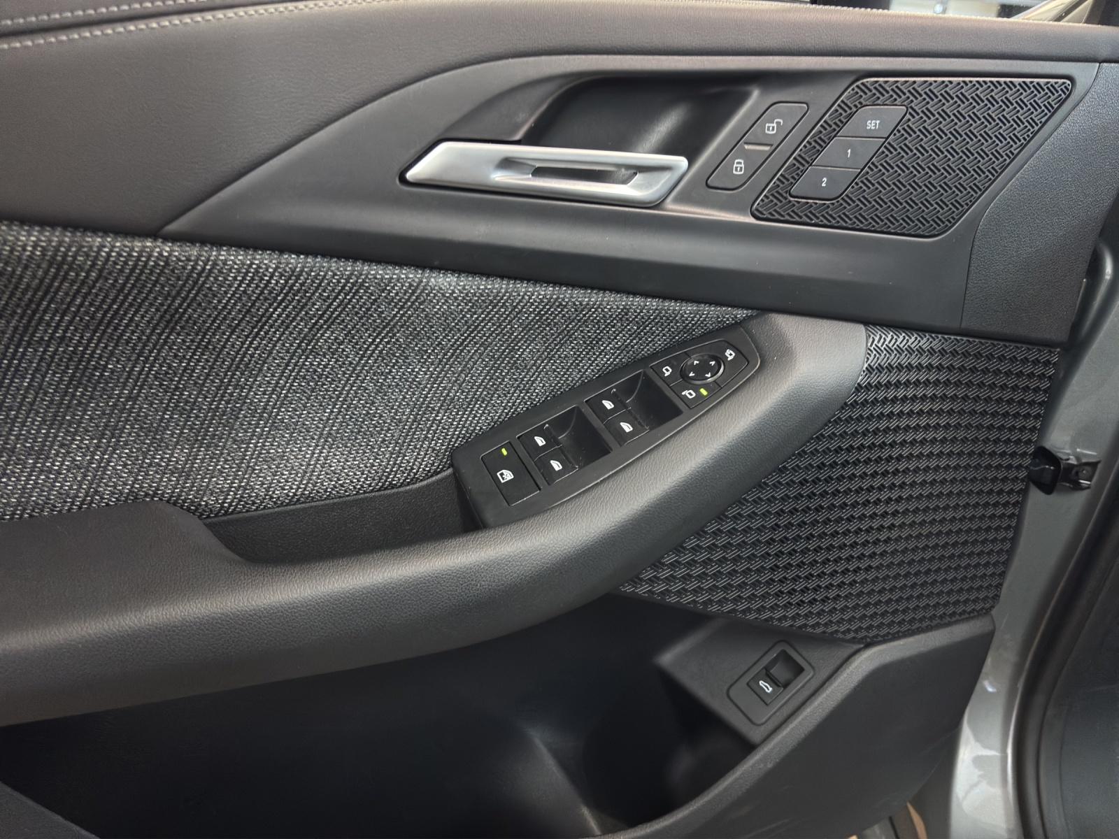 BMW 218i Active Tourer-image-9
