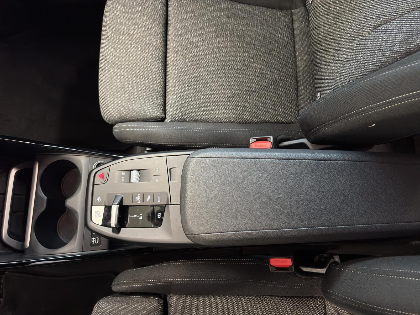 BMW 218i Active Tourer-image-23