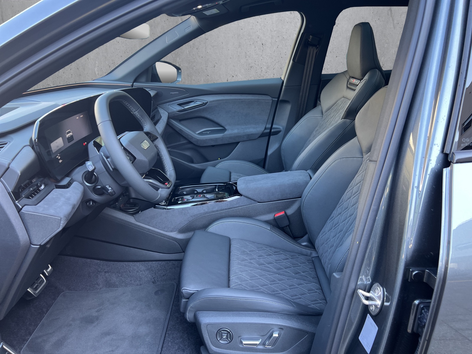 AUDI Q6 e-tron quattro-image-6