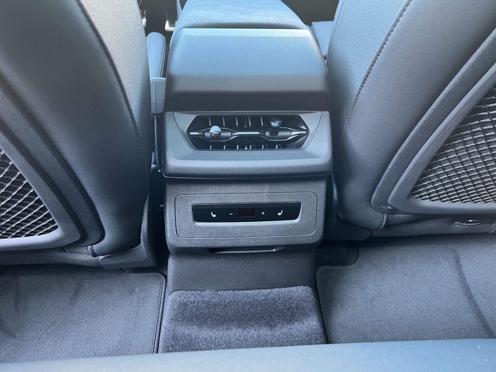 AUDI Q6 e-tron quattro-image-12