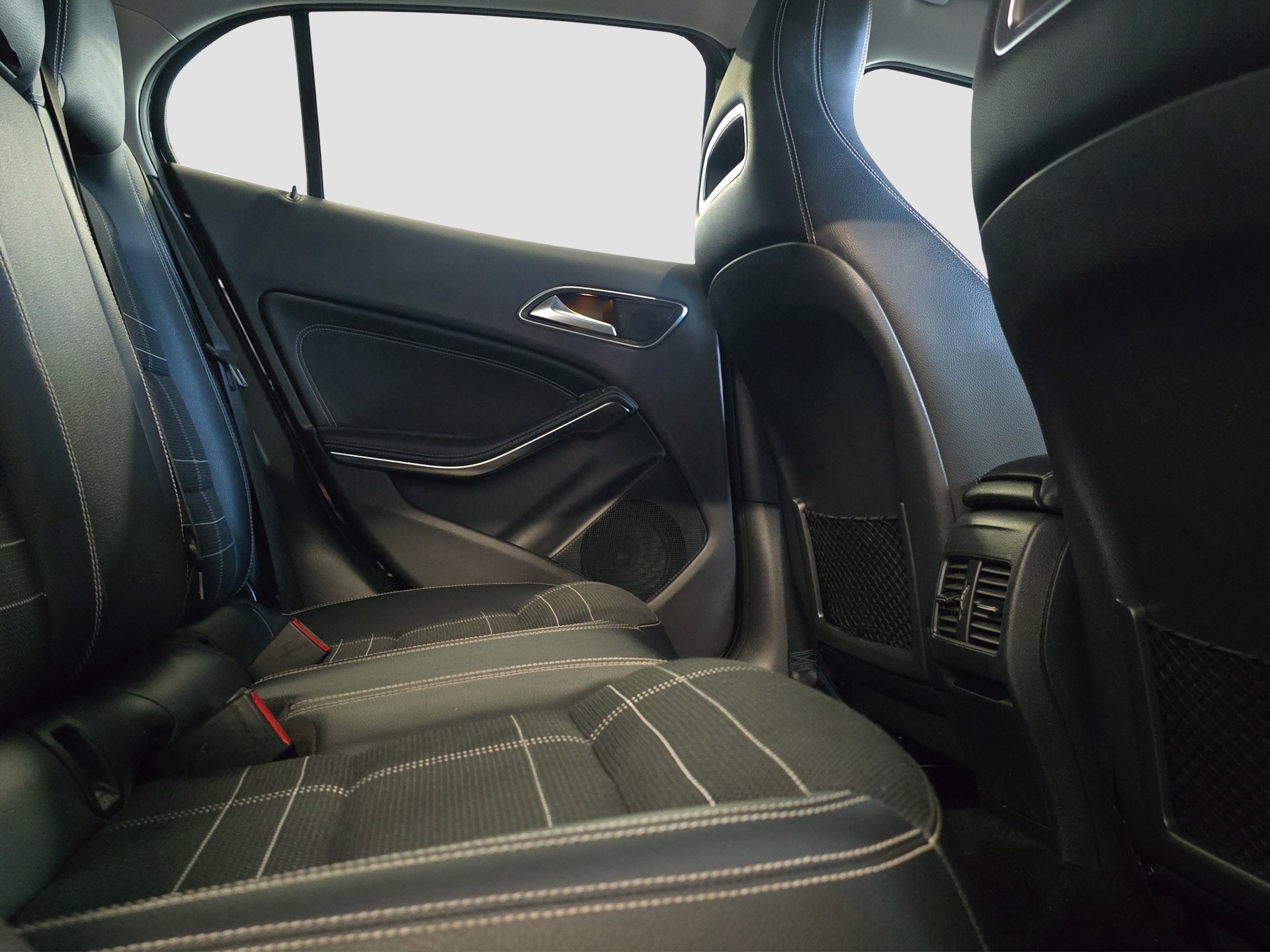 MERCEDES-BENZ GLA 200 Night Star 7G-DCT-image-13