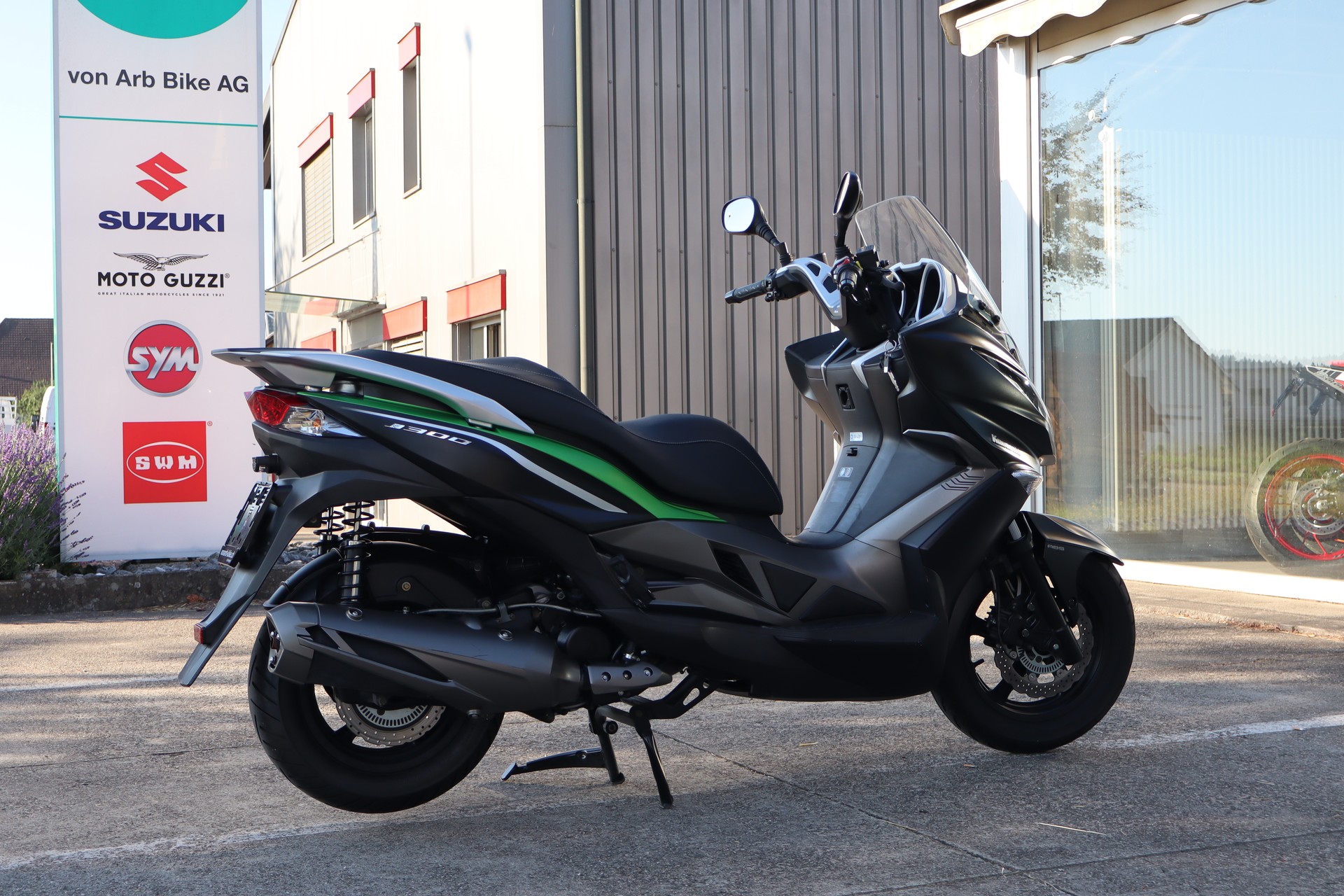 KAWASAKI J 300 ABS-showroom-element-2