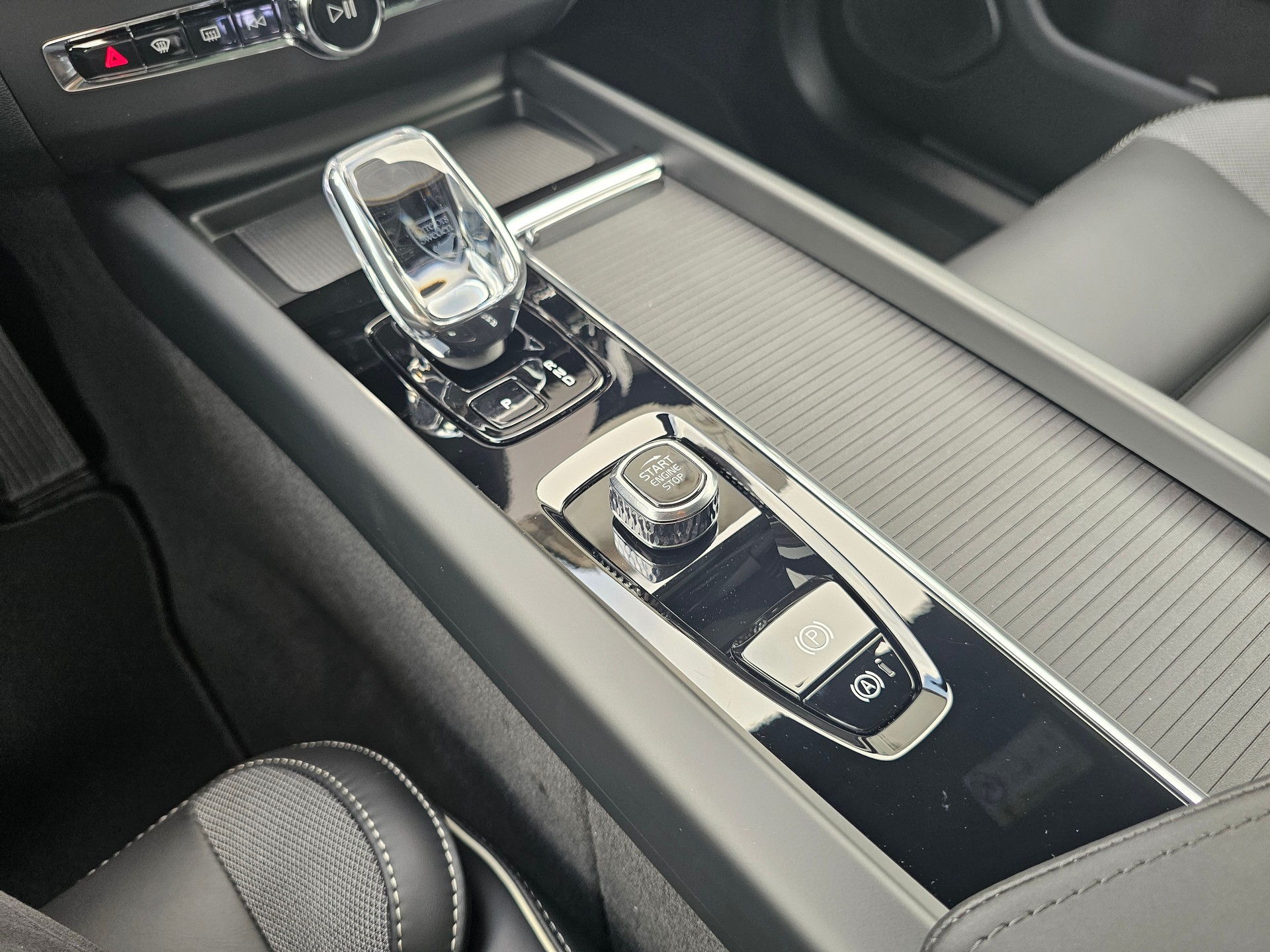 VOLVO XC60 T8 eAWD PluginHybrid Black Edition Geartronic-image-14