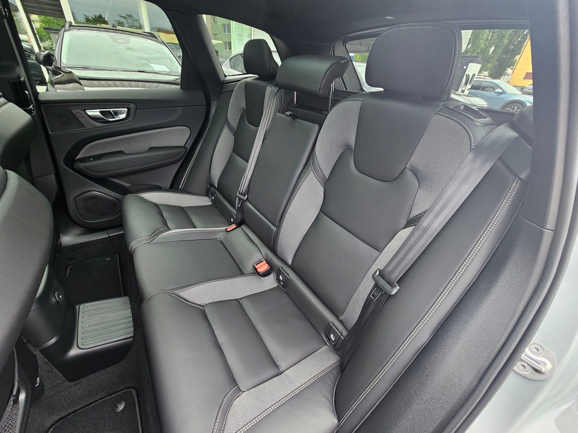 VOLVO XC60 T8 eAWD PluginHybrid Black Edition Geartronic-image-16