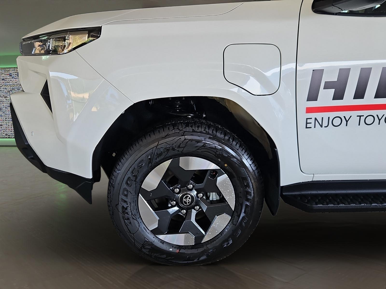TOYOTA Hilux Double Cab.-Pick-up 59KWh Comfort-image-5
