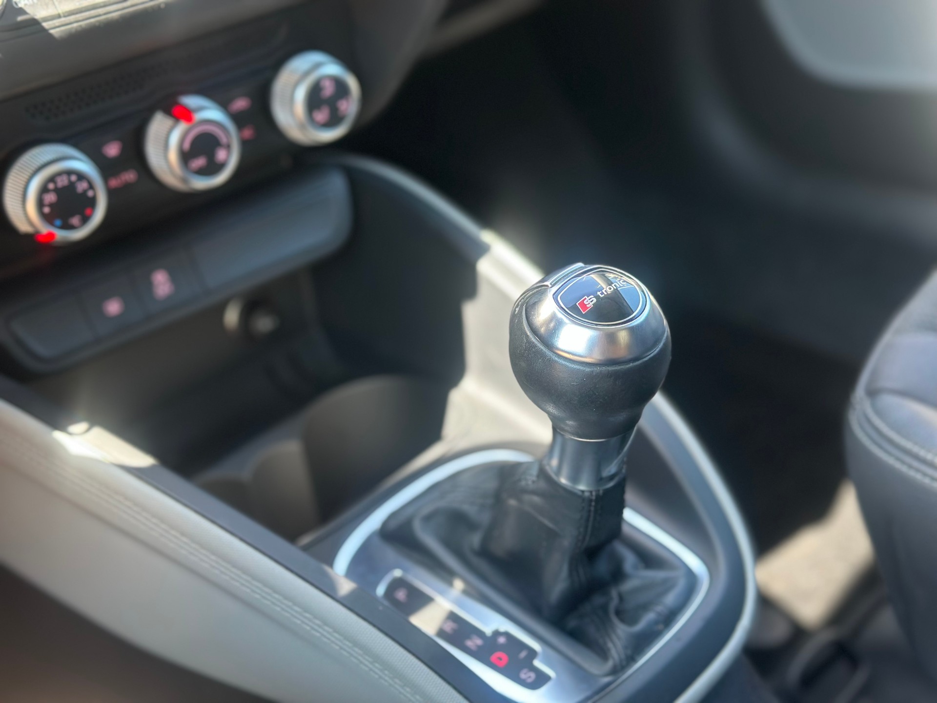 AUDI A1 1.4 TFSI Ambition S-tronic-image-18