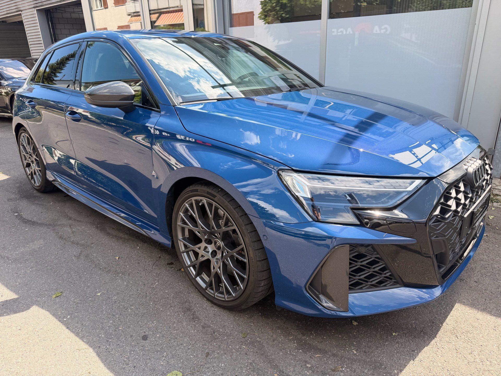 AUDI RS3 SPORTBACK 2.5 400 PS TFSI QUATTRO *** TRAUM IN ASCARIBLAU ***-showroom-element-2