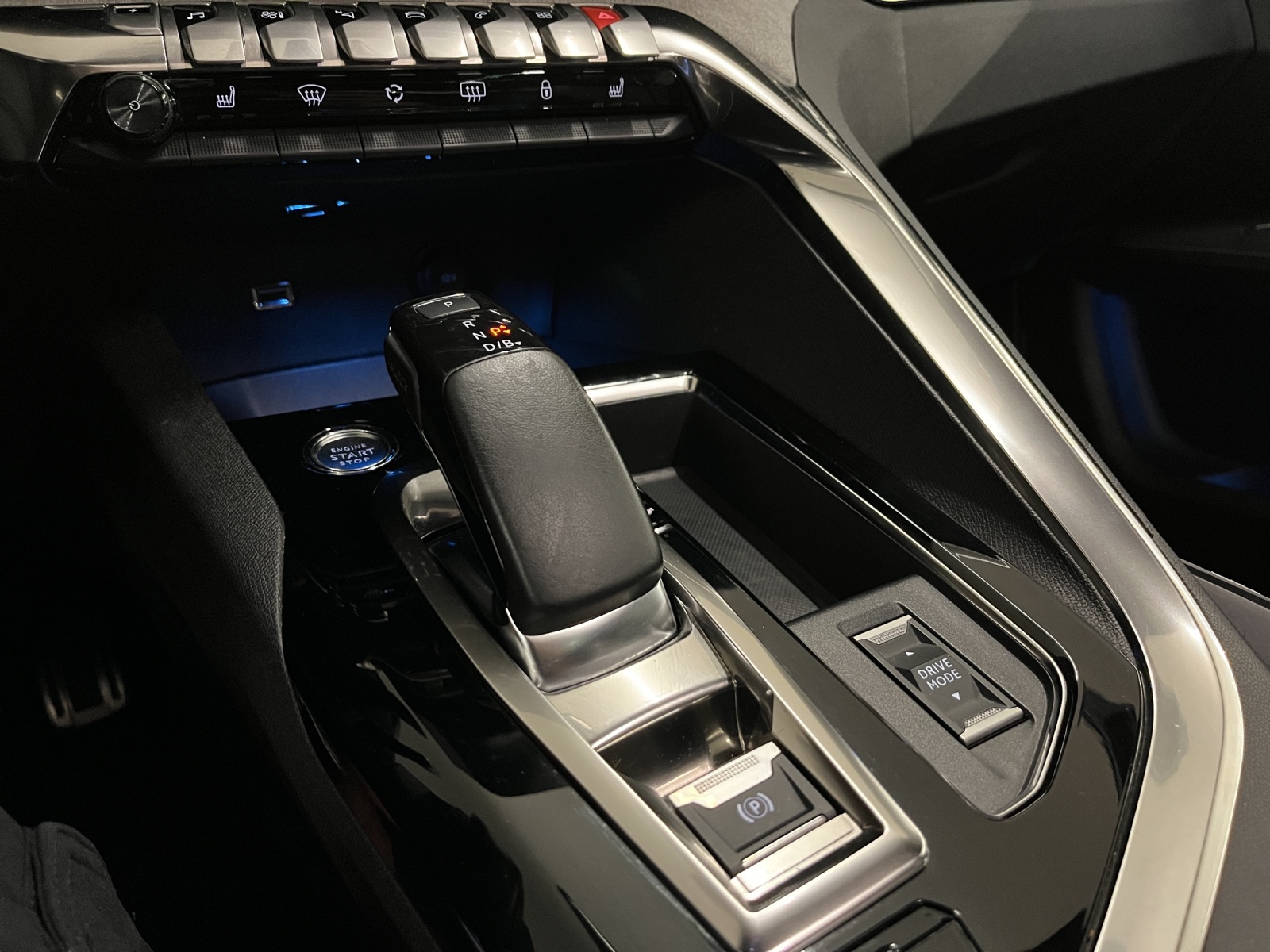 PEUGEOT 3008 1.6 Plug-in Hybrid4 GT Pack-image-11