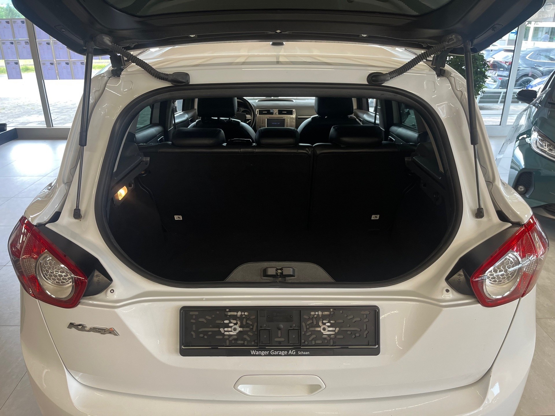 FORD Kuga 2.0 TDCi Individual 4WD PowerShift-image-12