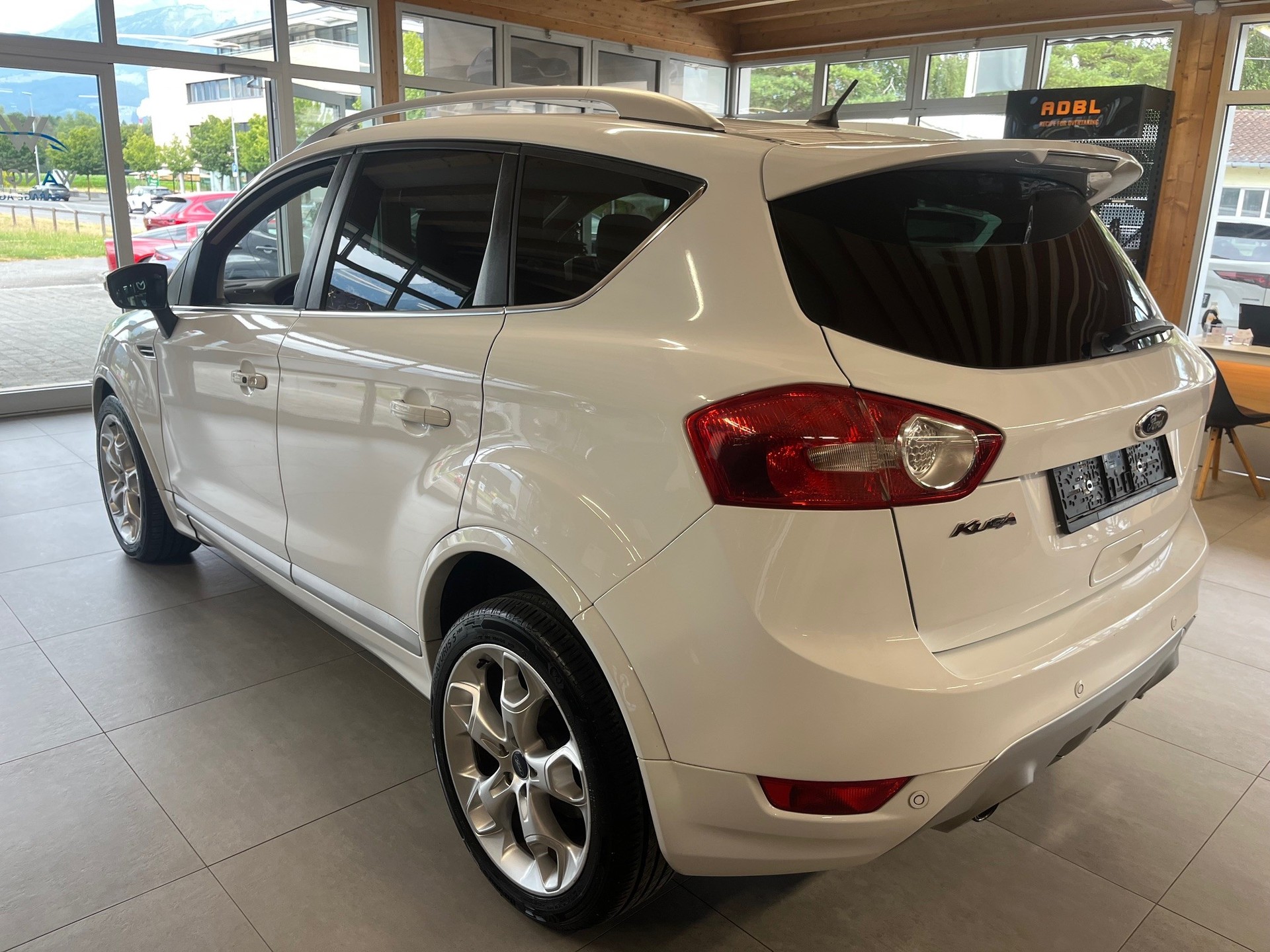 FORD Kuga 2.0 TDCi Individual 4WD PowerShift-image-6