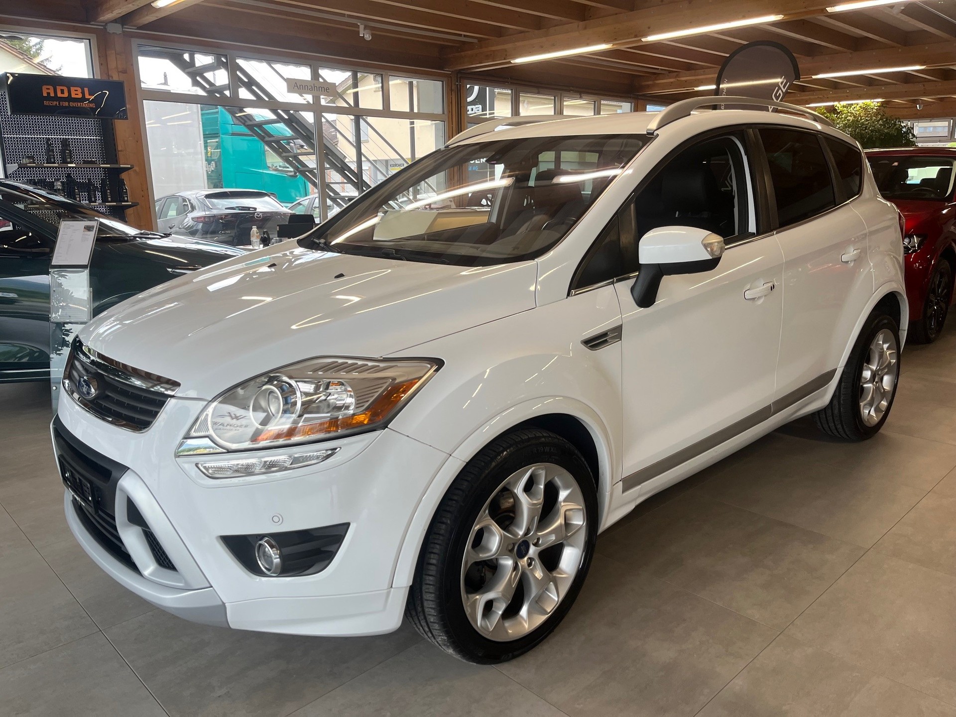 FORD Kuga 2.0 TDCi Individual 4WD PowerShift-image-2