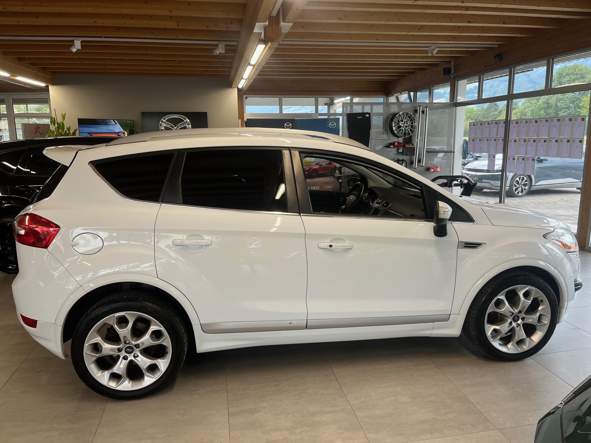 FORD Kuga 2.0 TDCi Individual 4WD PowerShift-image-3