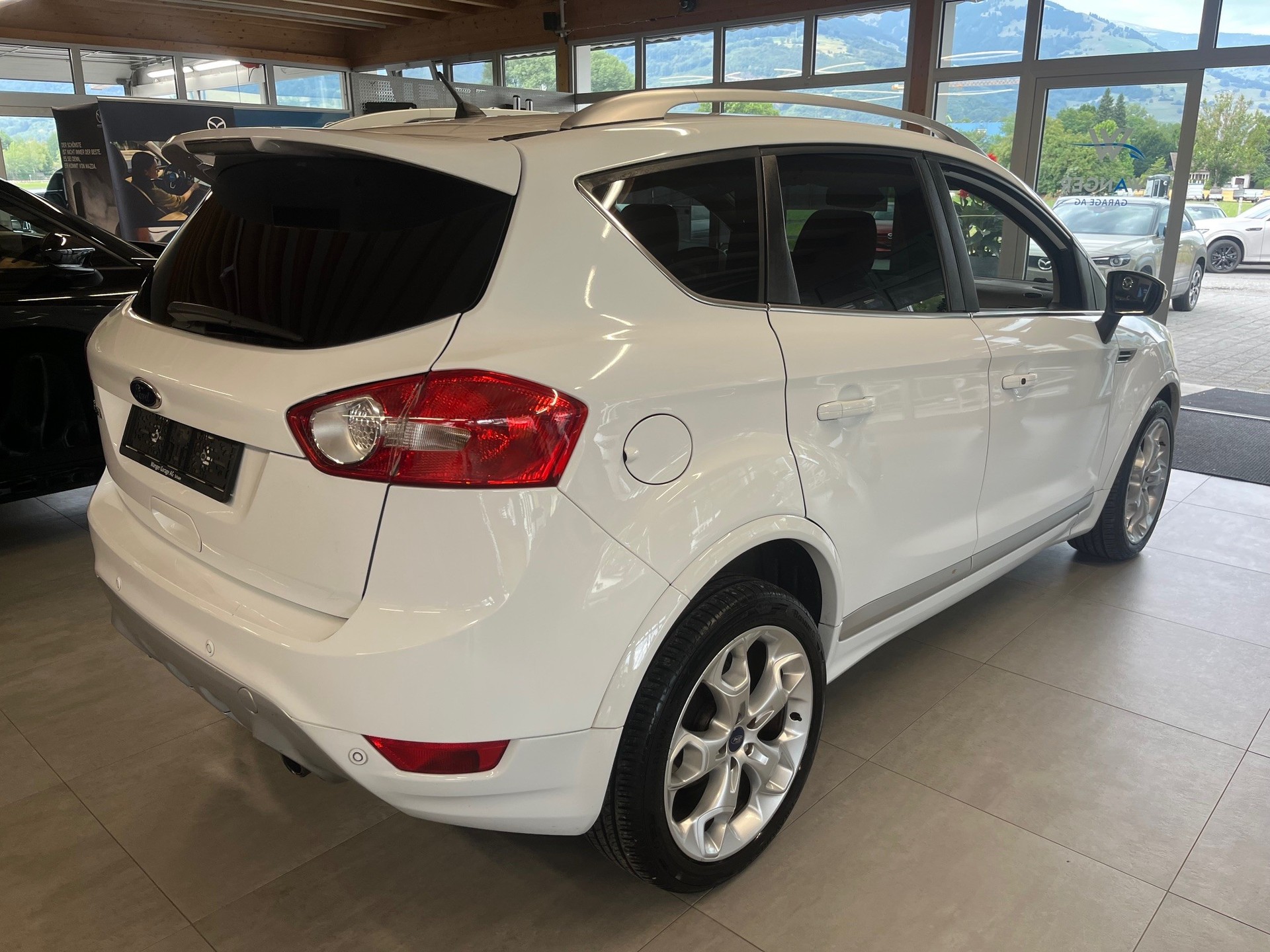 FORD Kuga 2.0 TDCi Individual 4WD PowerShift-image-4