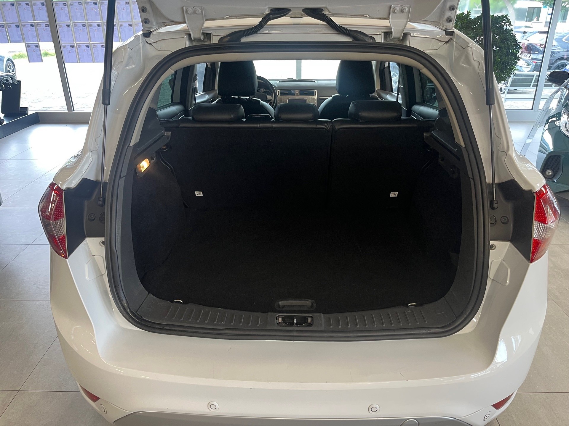 FORD Kuga 2.0 TDCi Individual 4WD PowerShift-image-13