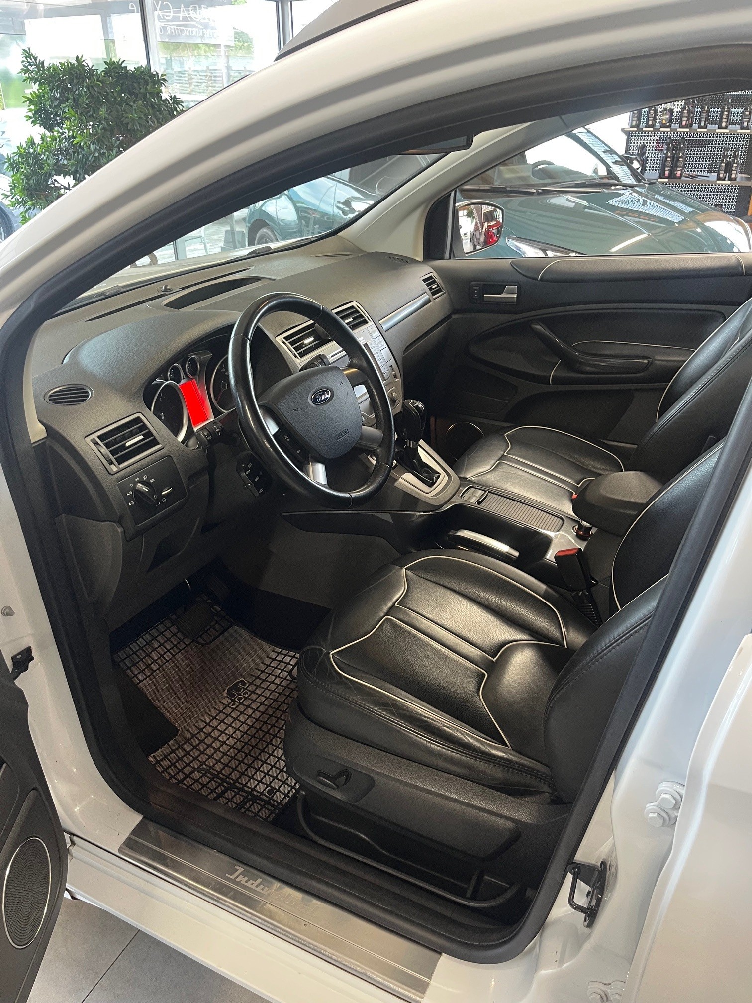 FORD Kuga 2.0 TDCi Individual 4WD PowerShift-image-8