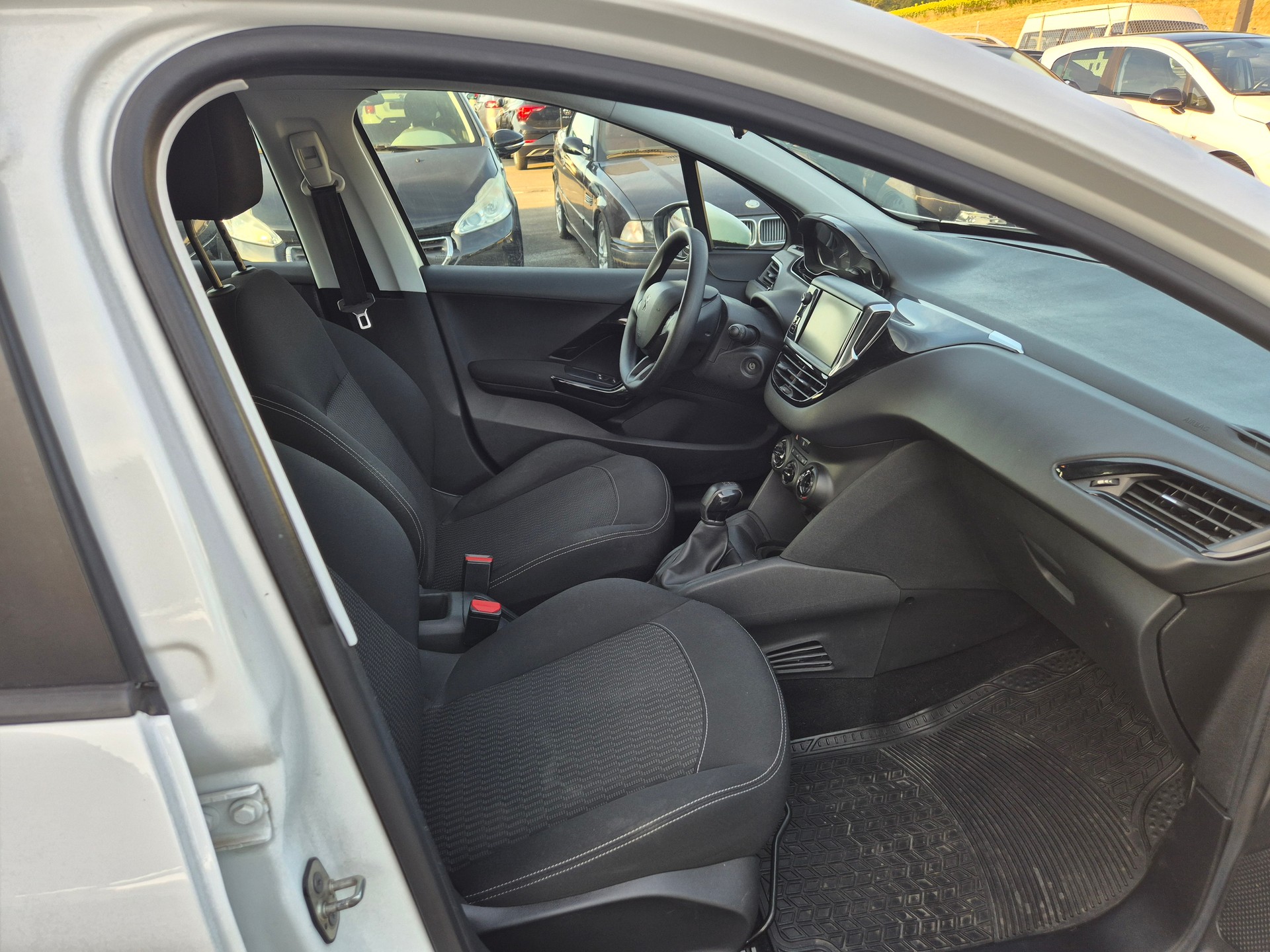 PEUGEOT 208 1.2 PureTech Access-image-8