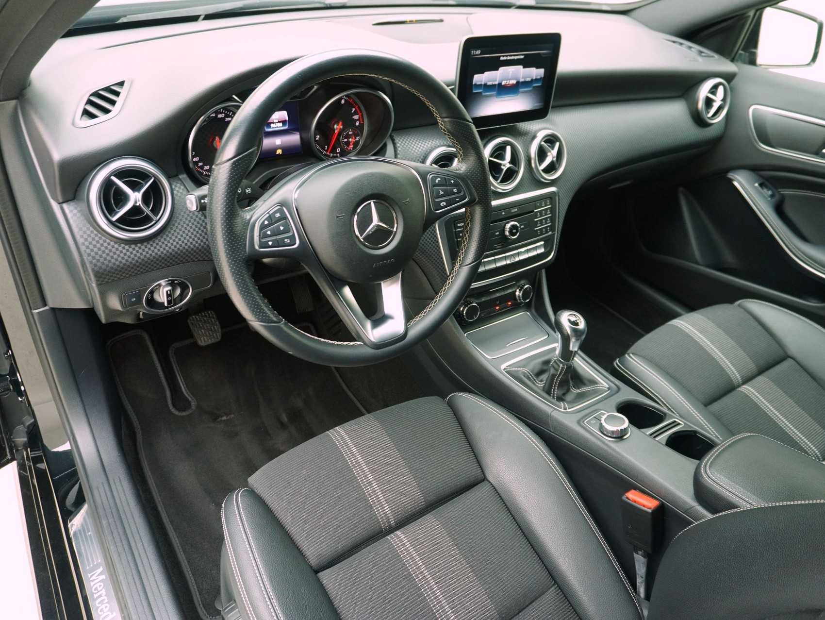 MERCEDES-BENZ A-Klasse A 200 Urban-image-8