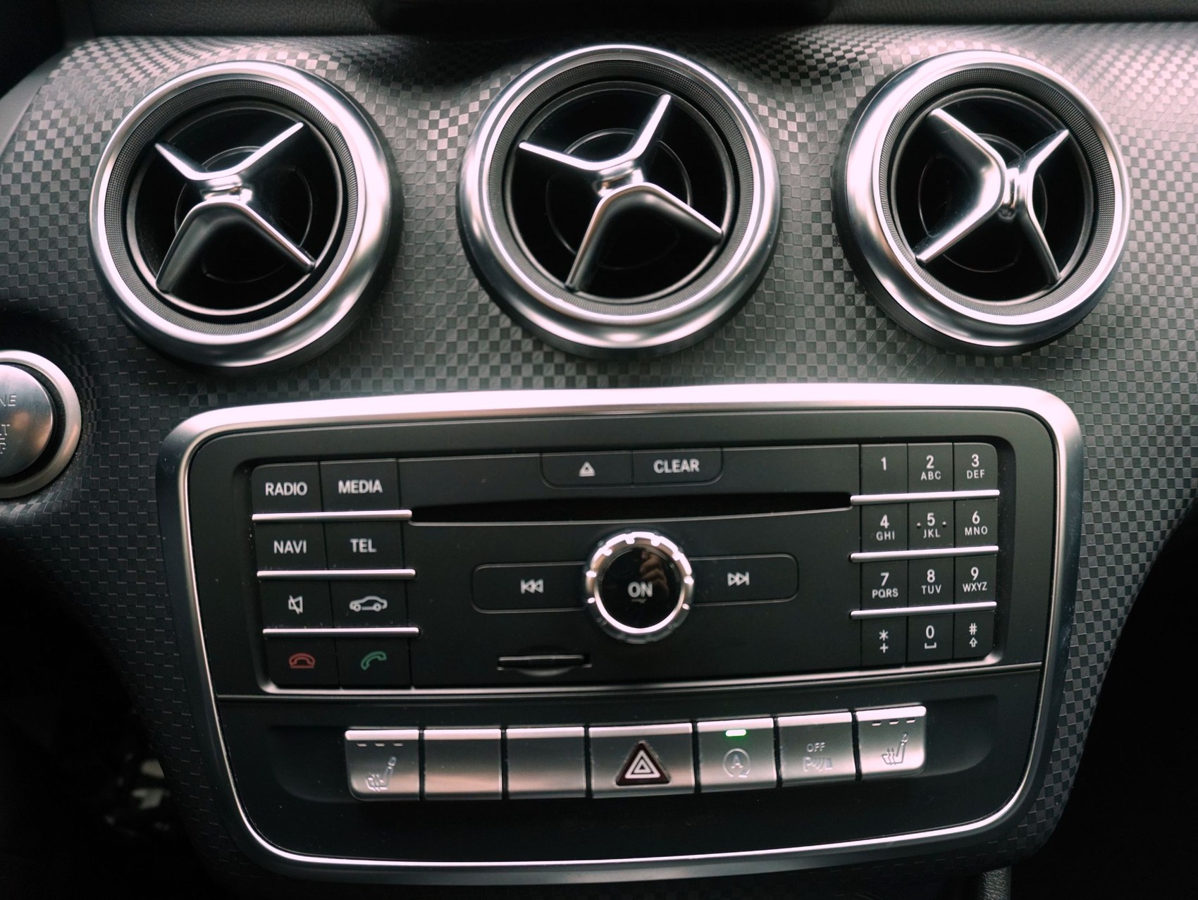 MERCEDES-BENZ A-Klasse A 200 Urban-image-14