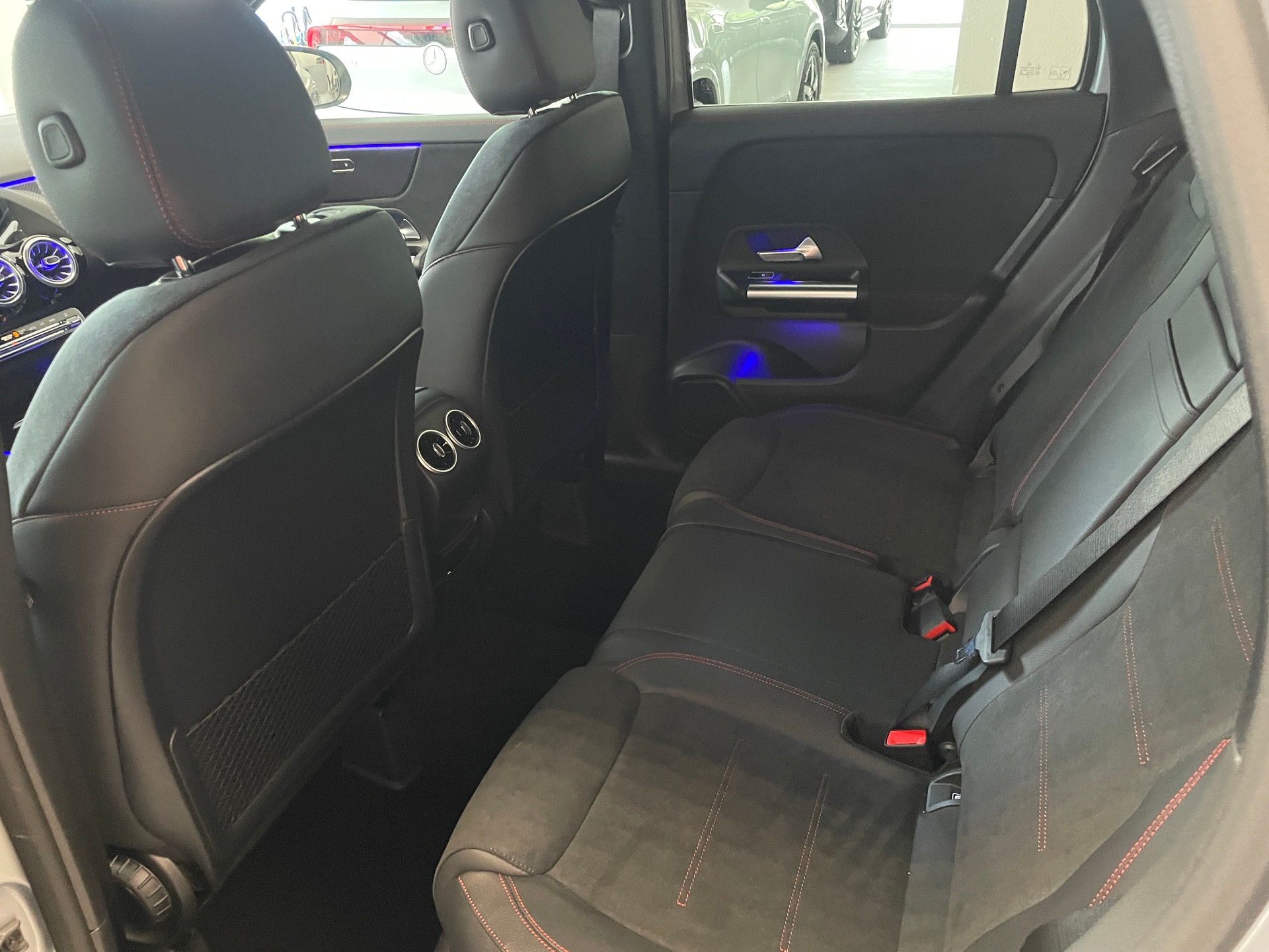 MERCEDES-BENZ GLA 250 4Matic 8G-DCT Swiss Star AMG Line-image-11