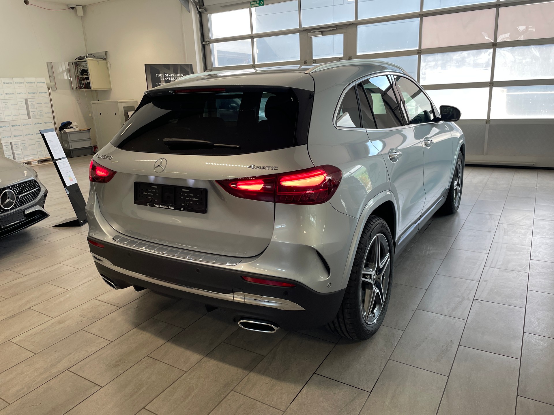 MERCEDES-BENZ GLA 250 4Matic 8G-DCT Swiss Star AMG Line-image-5