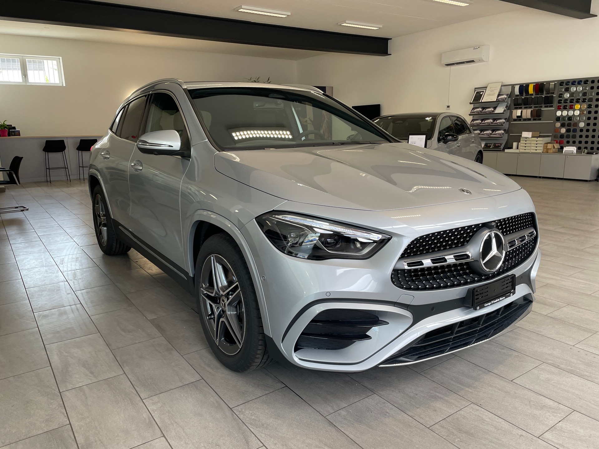 MERCEDES-BENZ GLA 250 4Matic 8G-DCT Swiss Star AMG Line-image-2