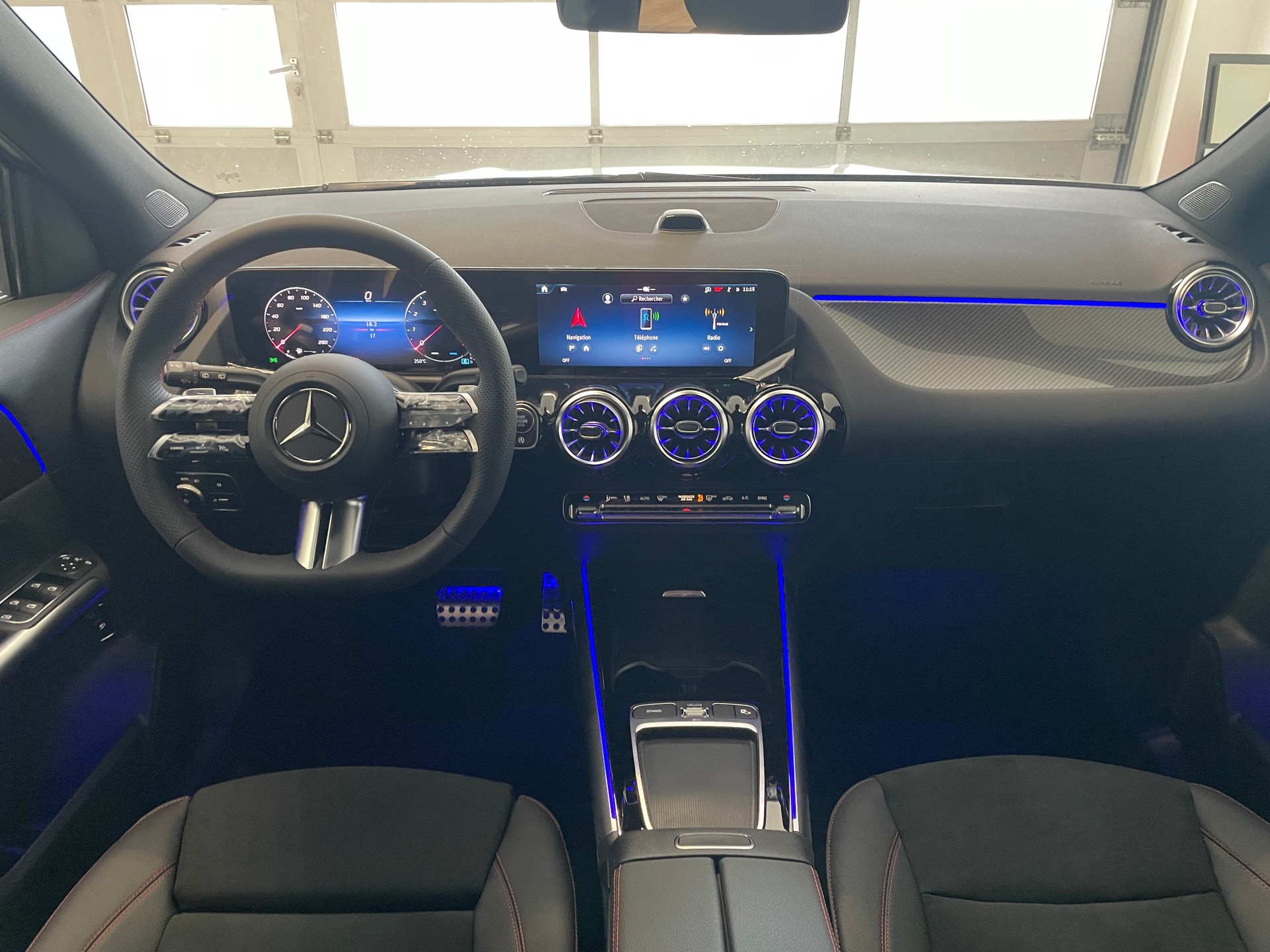 MERCEDES-BENZ GLA 250 4Matic 8G-DCT Swiss Star AMG Line-image-12