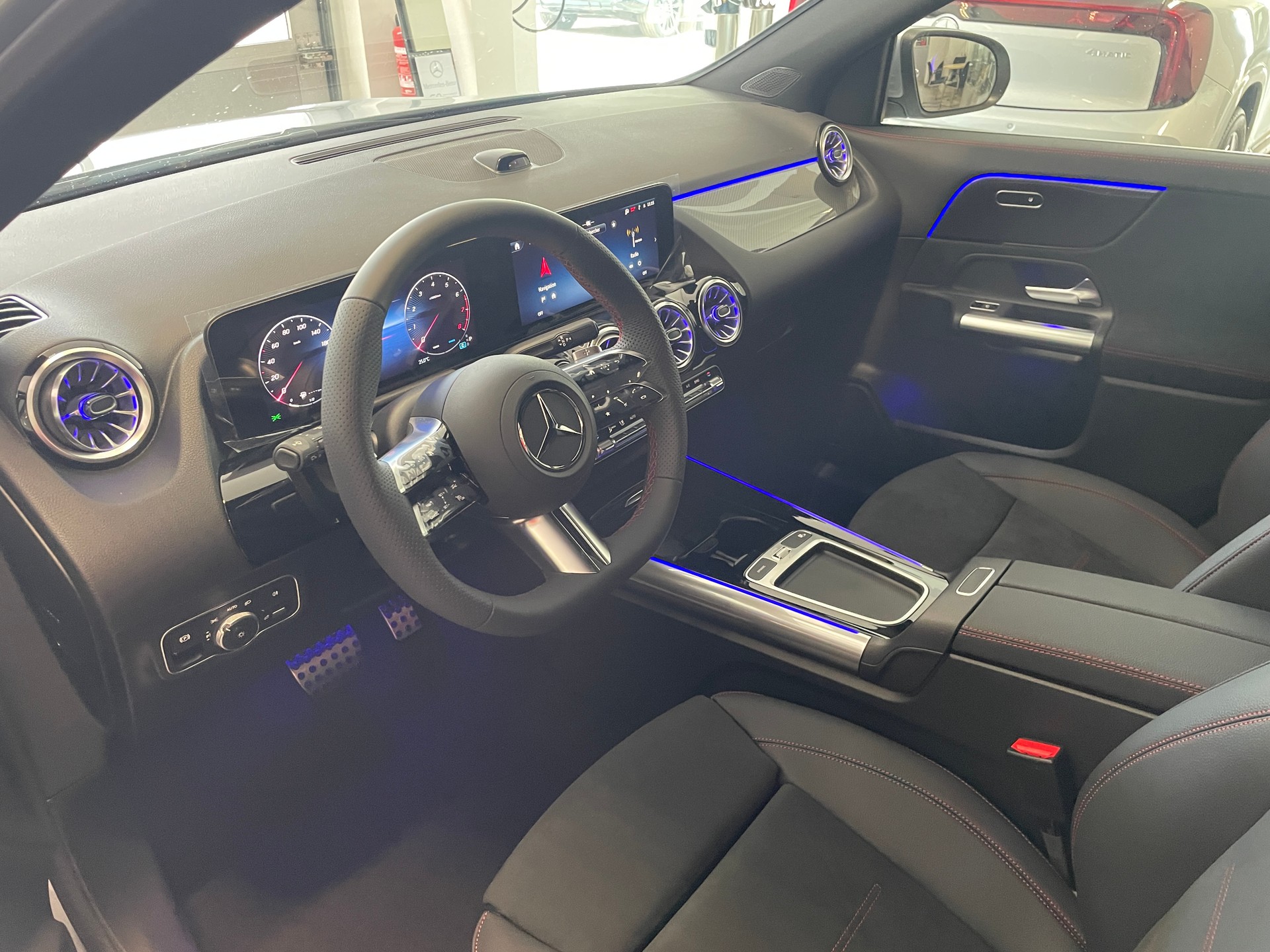 MERCEDES-BENZ GLA 250 4Matic 8G-DCT Swiss Star AMG Line-image-10