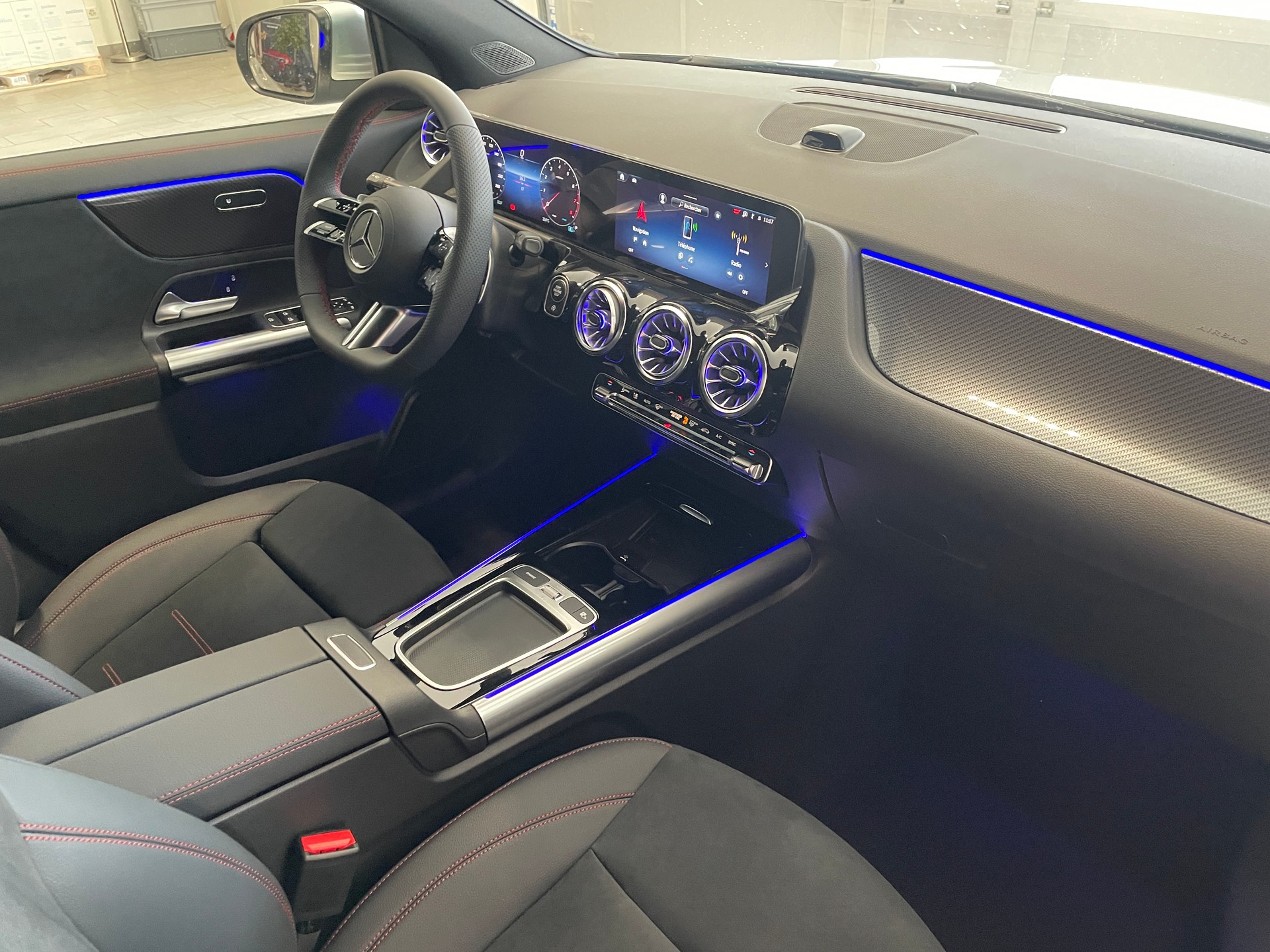 MERCEDES-BENZ GLA 250 4Matic 8G-DCT Swiss Star AMG Line-image-22