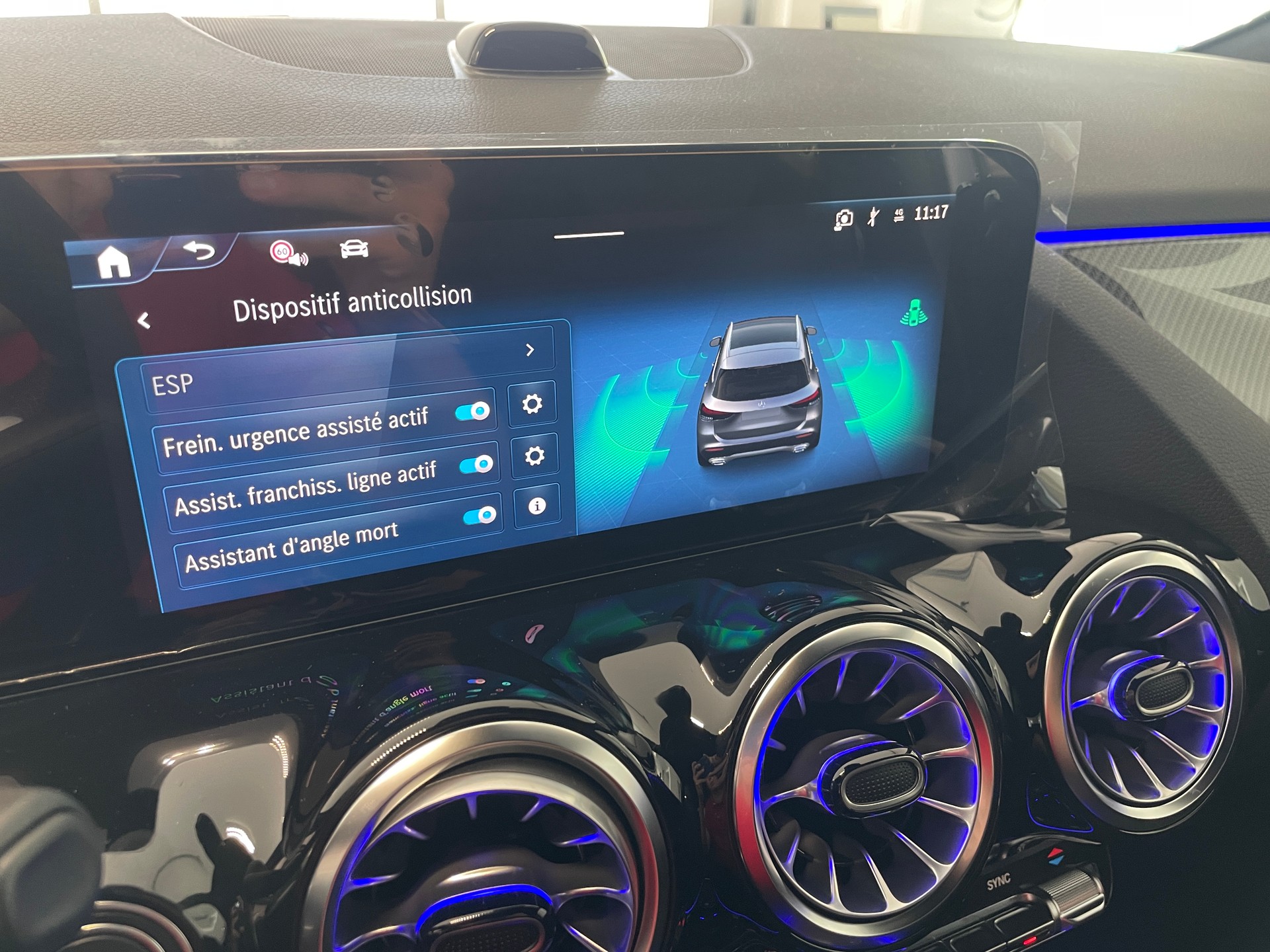 MERCEDES-BENZ GLA 250 4Matic 8G-DCT Swiss Star AMG Line-image-19