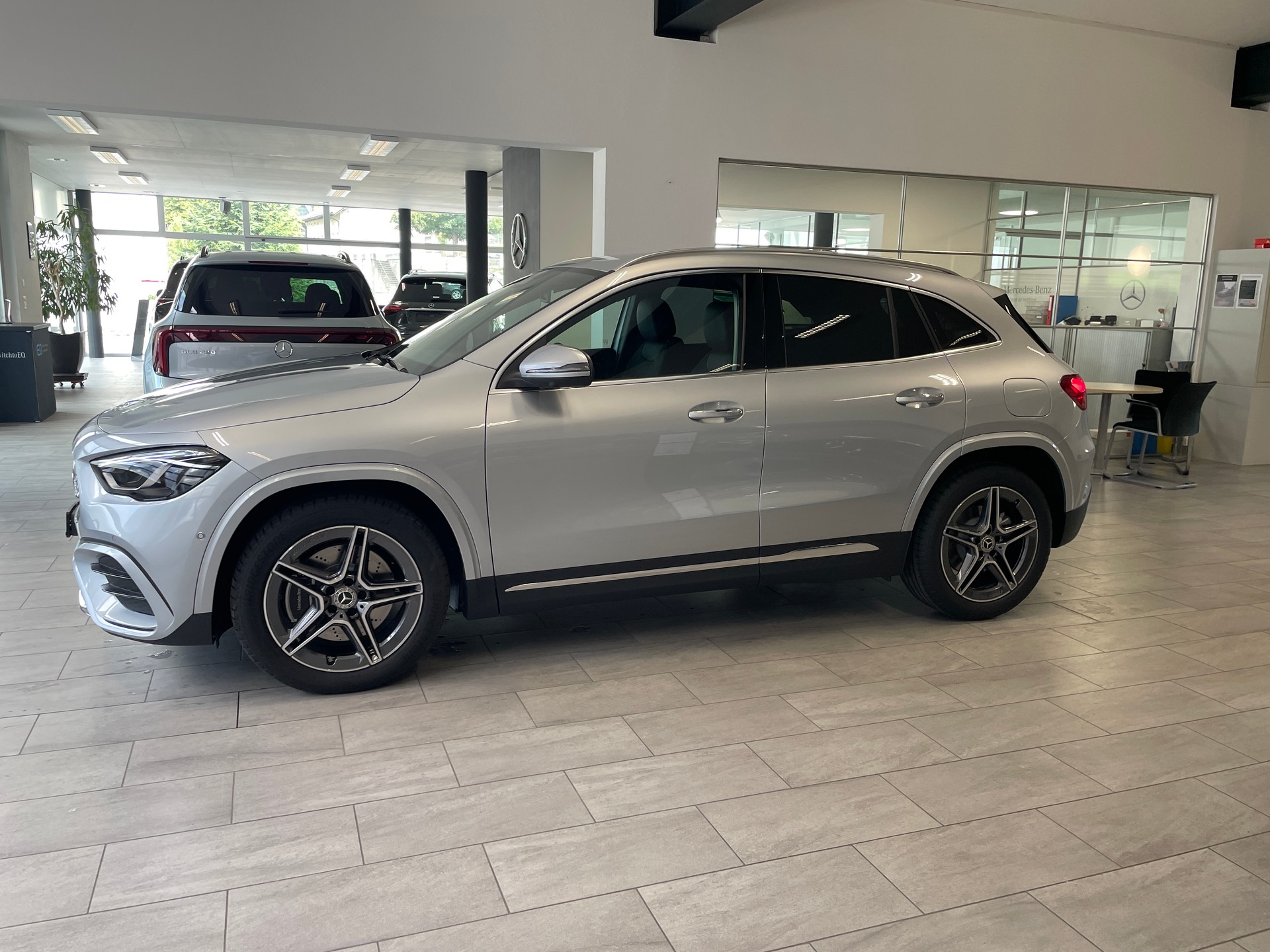 MERCEDES-BENZ GLA 250 4Matic 8G-DCT Swiss Star AMG Line-image-3
