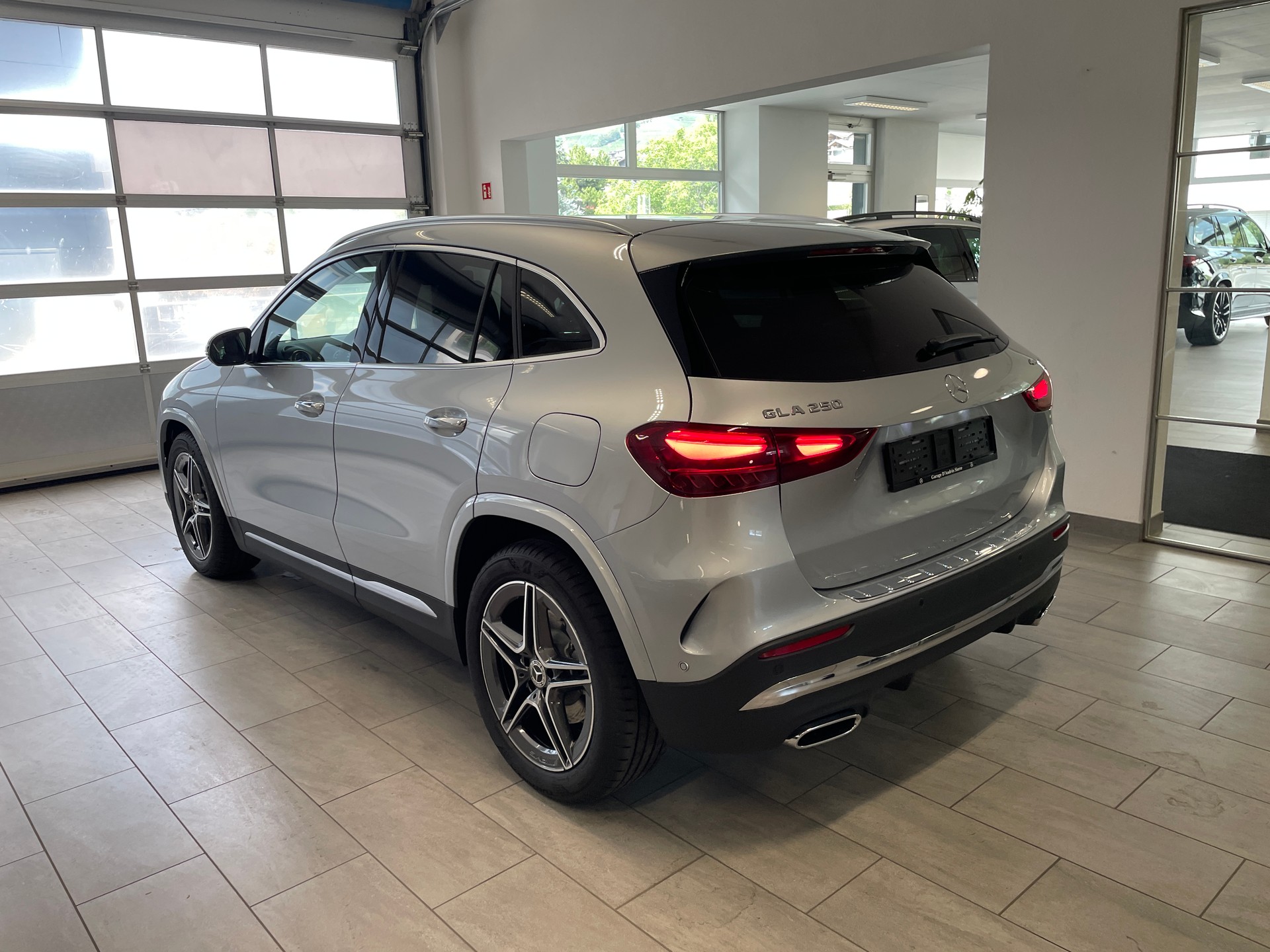MERCEDES-BENZ GLA 250 4Matic 8G-DCT Swiss Star AMG Line-image-4